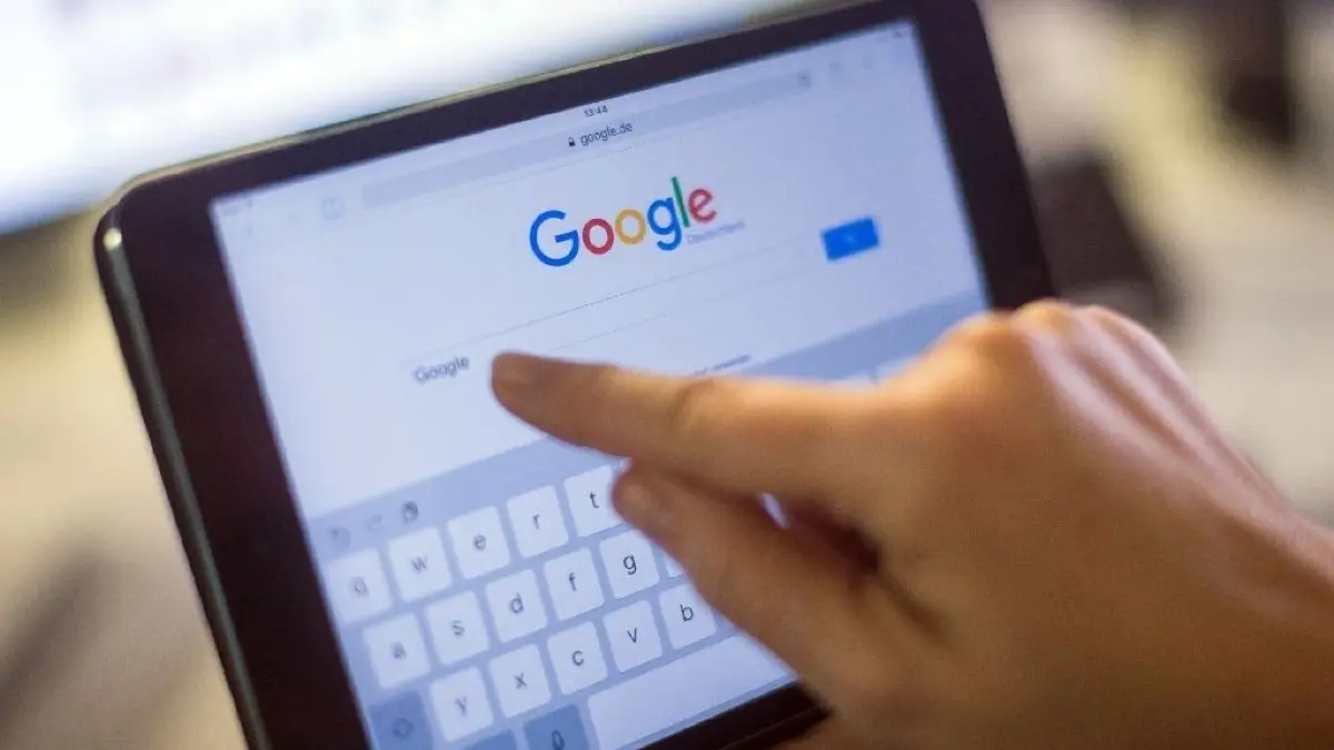 Kläger scheitert vor Gericht: Google muss laut Bundesgerichtshof Links zu Berichten über ihn nicht löschen.
ILLUSTRATION - 28.09.2014, Berlin: Der Google-Schriftzug und die Google-Suche auf einem iPad Mini 2. Der BGH verkündet am 27.07.2020 seine Entscheidung übver zwei Klagen gegen Google zum «Recht auf Vergessenwerden» im Internet. Die Kläger waren in der Vergangenheit wegen ihrer geschäftlichen Tätigkeit Gegenstand negativer Berichterstattung geworden. Sie wollen, dass die Artikel nicht mehr in der Trefferliste der Suchmaschine auftauchen. (zu dpa: «BGH verkündet seine Entscheidung über zwei Klagen gegen Google zum «Recht auf Vergessenwerden» im Internet») Foto: Lukas Schulze/dpa +++ dpa-Bildfunk +++