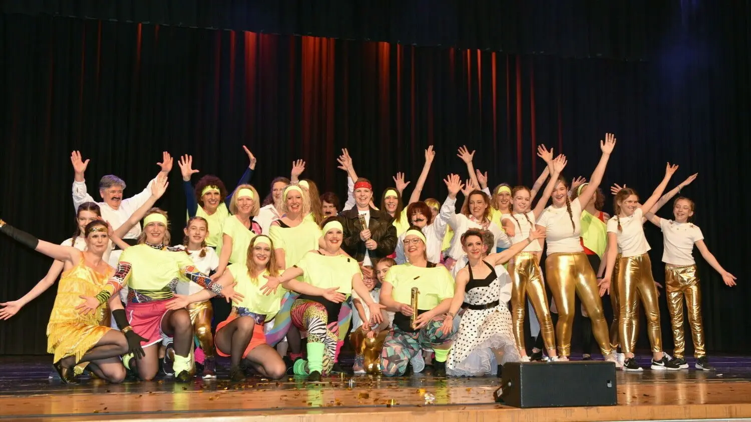 Im großen Finale des Festakts ließen Sportlerinnen die Geschichte der TSG Ehingen 1848 Revue passieren. ⇥
