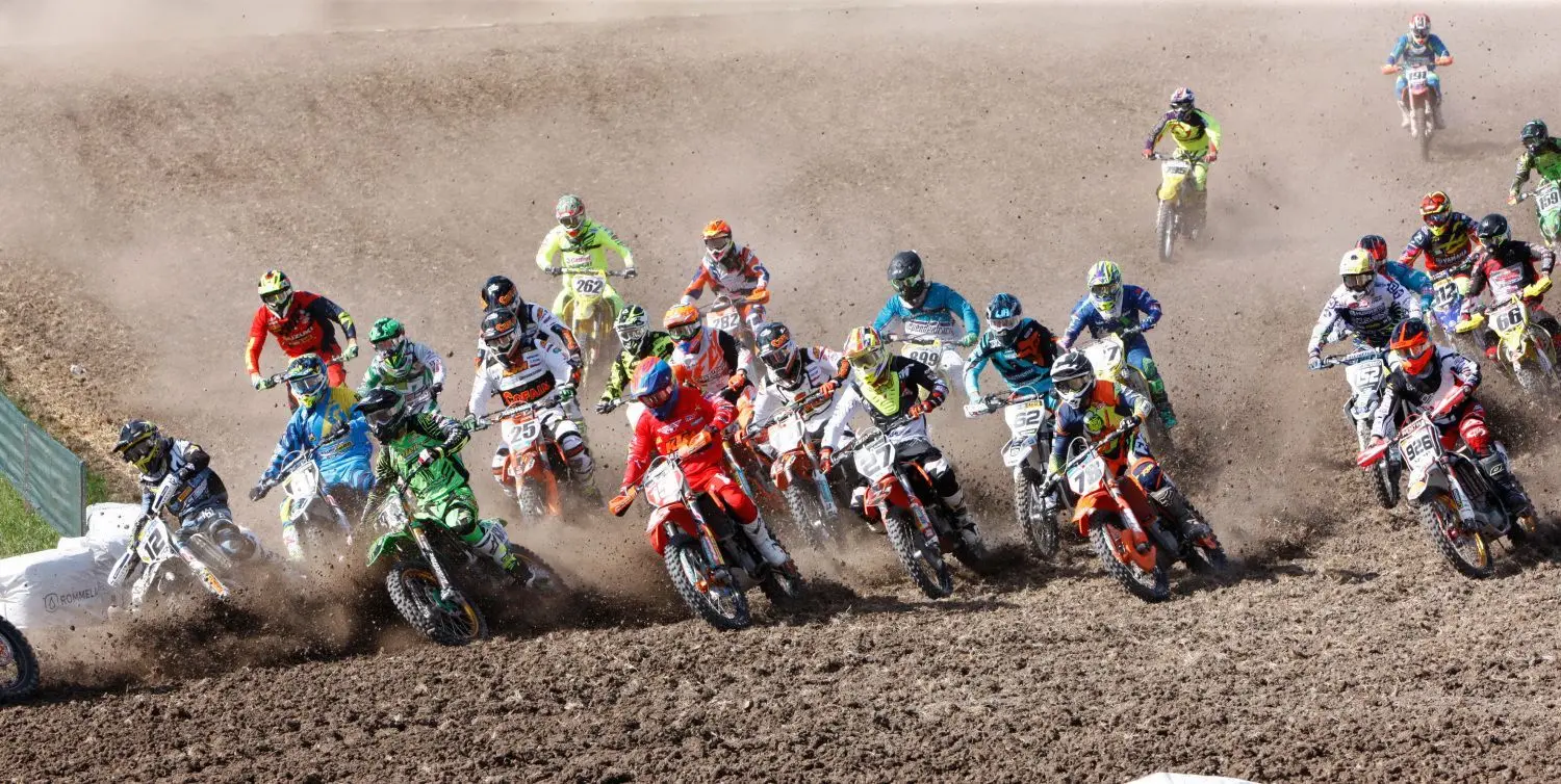 Das Gaildorfer Motocross steht für Spitzensport und lockt jedes Jahr tausende von Zuschauern auf die „Wacht“. Der MSC Gaildorf möchte als Gastgeber vorläufig an seinem Zeitplan festhalten. Eine Absage des Termins oder der Rennserie würde der Verein notfalls finanziell überleben, erklärt der Vorstand.⇥