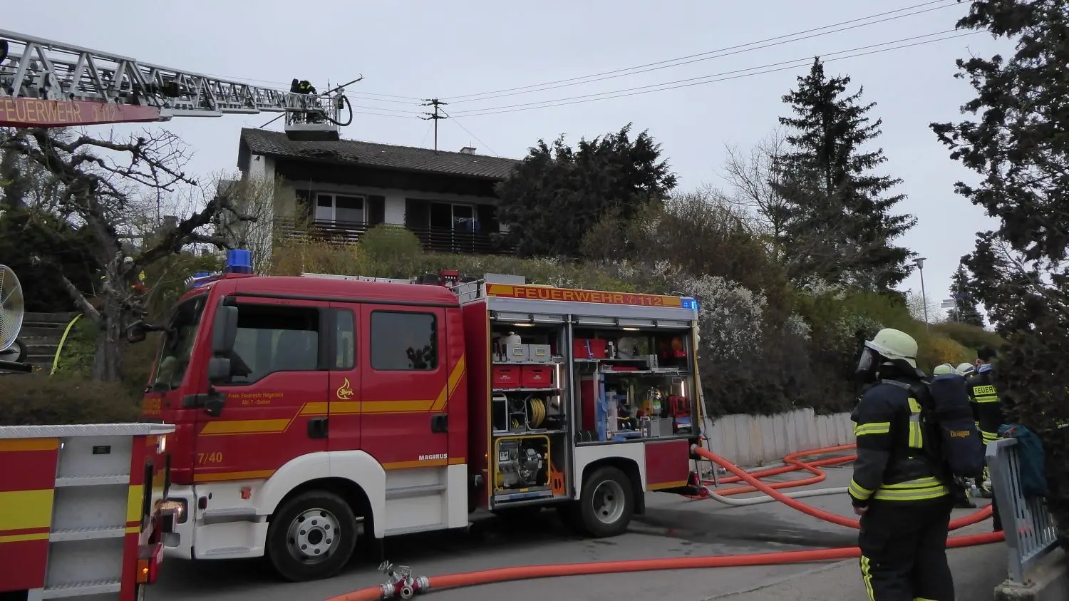 Die Drehleiter im Einsatz zur Kontrolle nach möglichen Brandnestern.⇥