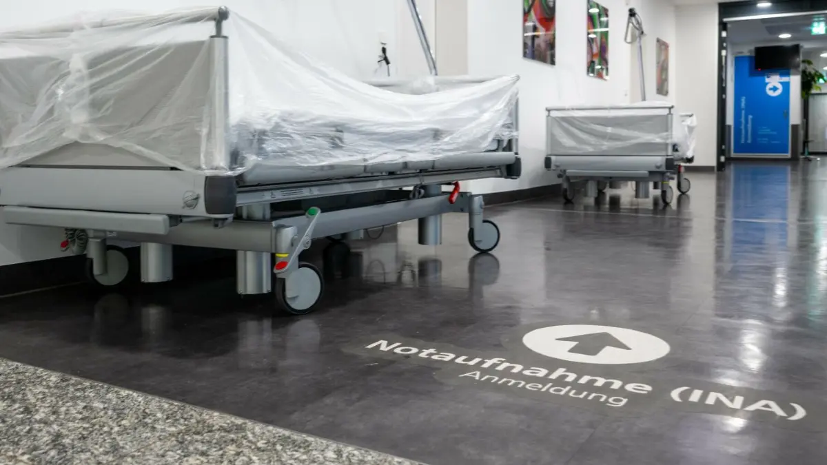 Langes Warten in der Notaufnahme kann die Nerven strapazieren. Gegenseitiges Verständnis könnte die Lage entspannen.⇥
ARCHIV - 27.10.2022, Baden-Württemberg, Blaubeuren: Patientenbetten stehen im Krankenhaus vor der Notaufnahme. Die Krankenhäuser in Baden-Württemberg haben erneut vor einem finanziellen Kollaps gewarnt. (zu dpa: ««Alarmstufe Rot»: Krankenhäuser warnen erneut vor Insolvenzen»). Foto: Stefan Puchner/dpa +++ dpa-Bildfunk +++