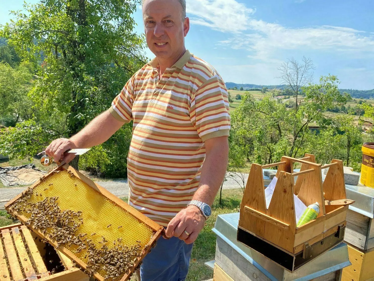 Kurt Schukraft, erster Vorsitzender des Imkervereins Gaildorf, ist seit 2017 Hobbyimker. Seine Bienestöcke stehen oberhalb des Friedhofs in Eutendorf