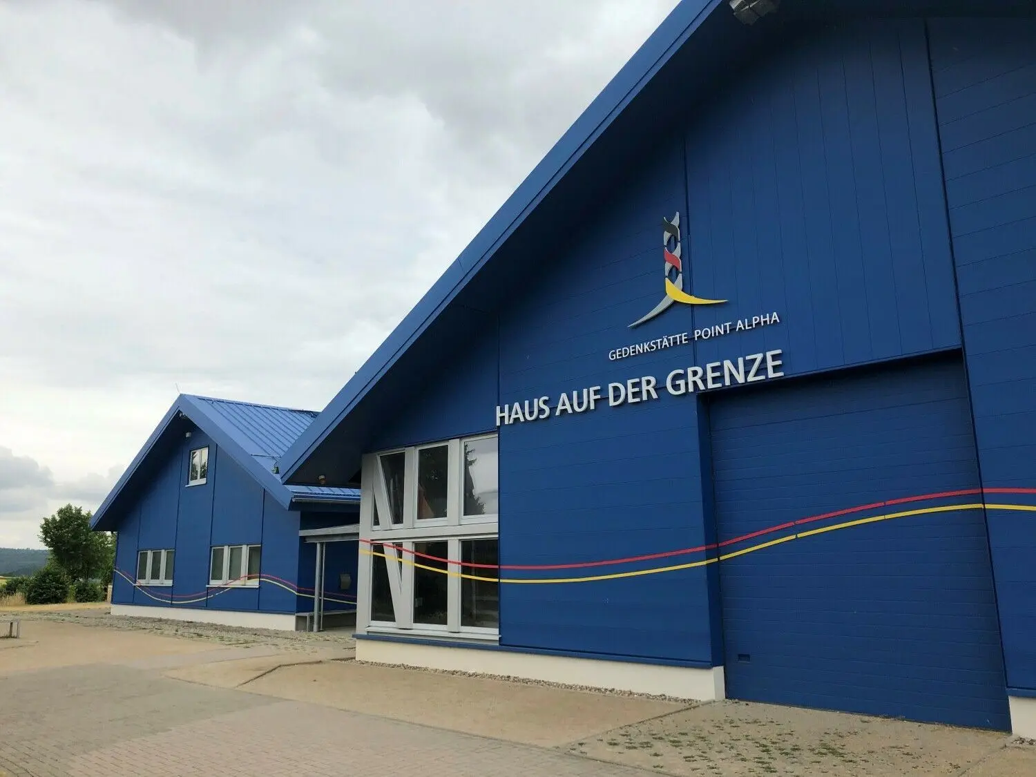 Im „Haus auf der Grenze“ wird an Schicksale im Zusammenhang mit. . .