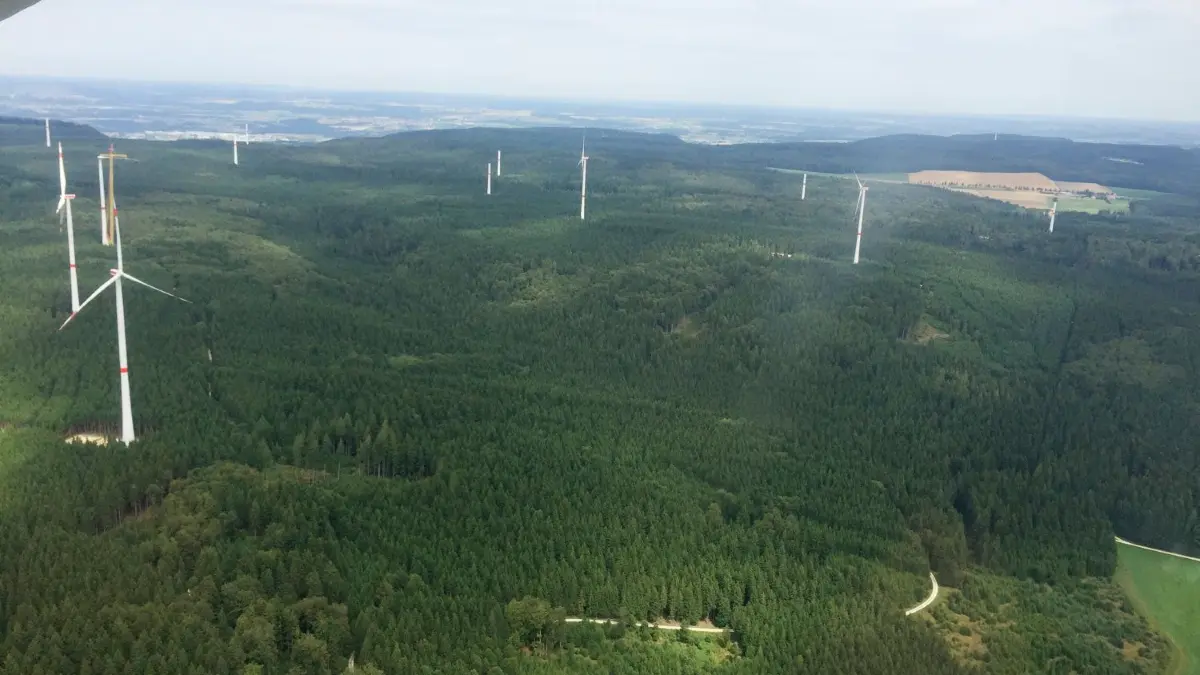Der Windpark Lauterstein von oben. So könnte in ein paar Jahren auch das Waldgebiet im Ochsenhau bei den Heidhöfen ausehen.⇥
wpd - Windpark Lauterstein