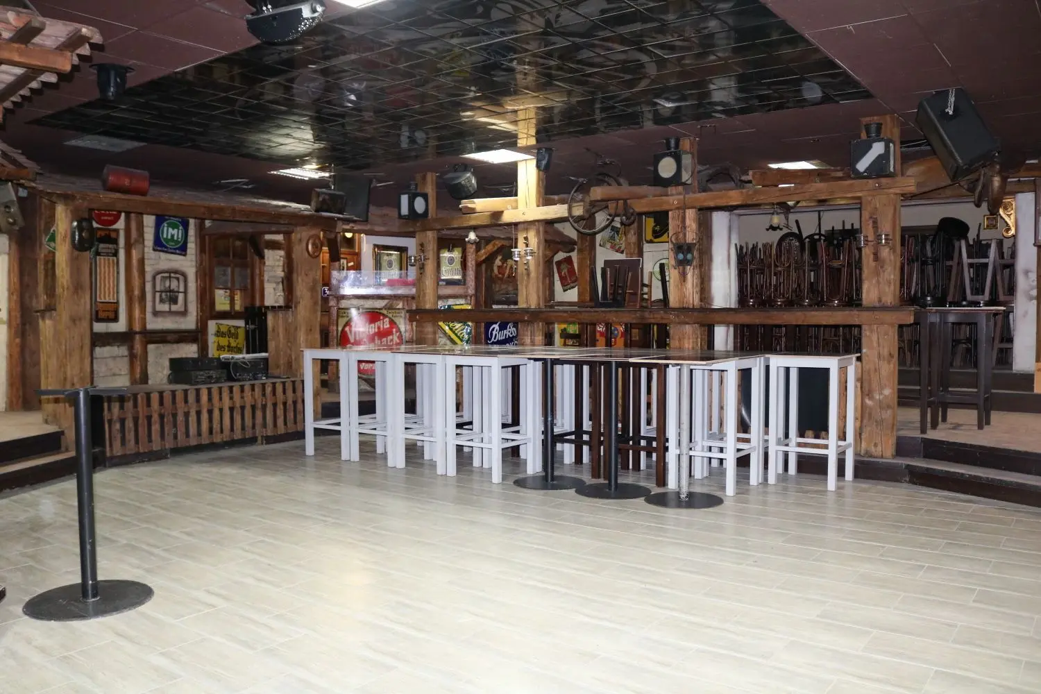 Leere Tanzflächen im Apfelbaum: An Partys ist aufgrund der Infektionslage nicht zu denken.  ⇥