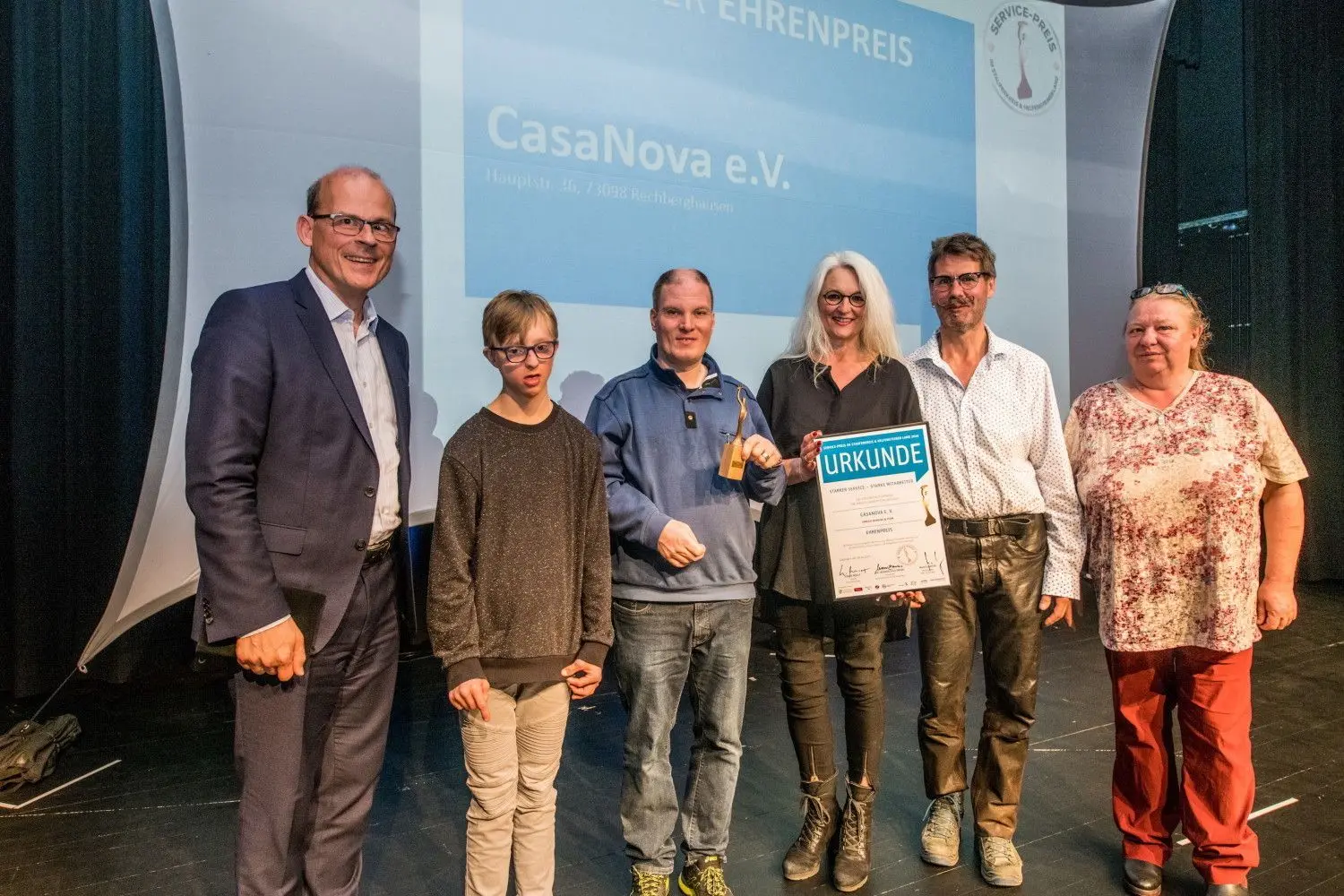 Laudator Dr. Hariolf Teufel mit den Gewinnern des Ehrenpreises: Claudius Renning, Andreas Konetschny, Sabine und Matthias Renning sowie Petra Müller  (v.l.) vom Café „Casa Nova“ in Rechberghausen.