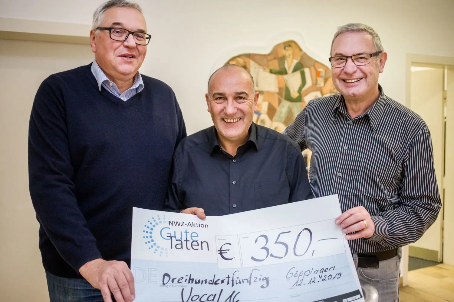 Jörg Hammer (links) und Manfred Denne von Vocal-16 übergeben 350 Euro an NWZ-Fotograf Giacinto Carlucci.