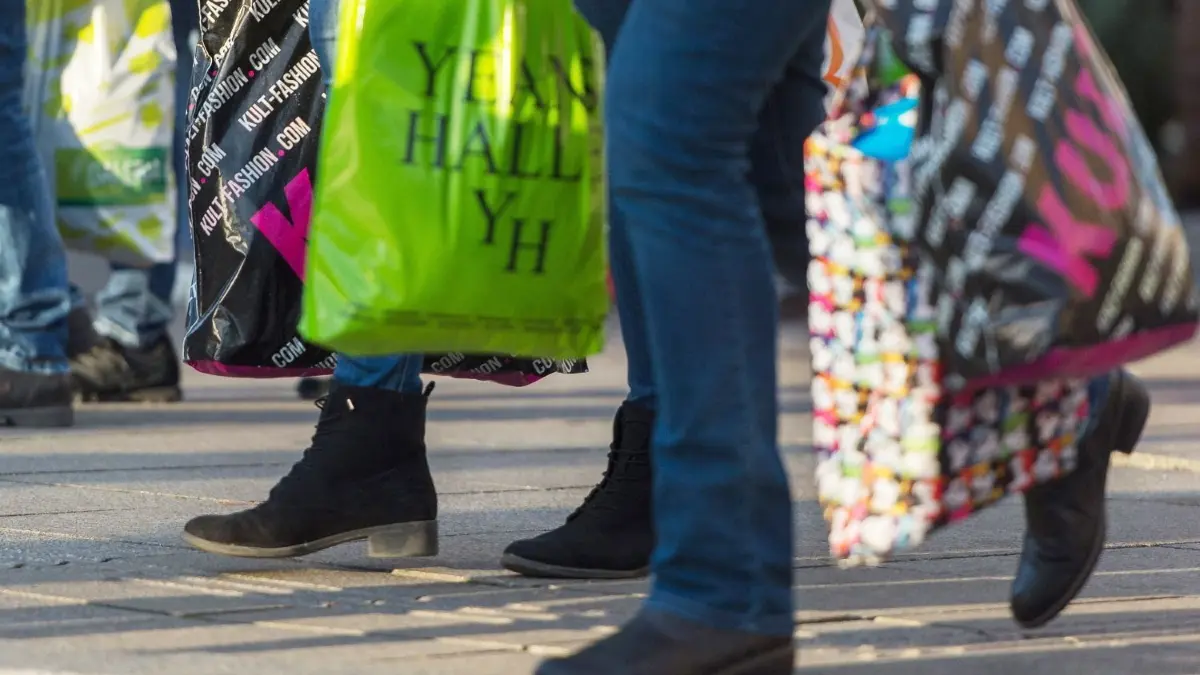 Der Einzelhandel in Baden-Württemberg hat neue Richtlinien: Nach diesen aktuellen Corona-Regeln ist eine Öffnung ab dem 20. April 2020 möglich.
ARCHIV - Menschen tragen ihre gefüllten Einkaufstüten am 19.12.2015 durch die Königstraße in Stuttgart (Baden-Württemberg). (Zu dpa «Bundesbank: Deutsche Wirtschaft zum Jahresende wieder kräftiger» vom 21.11.2016) +++(c) dpa - Bildfunk+++ | Verwendung weltweit
Download am 02.12.2019 für WIRT