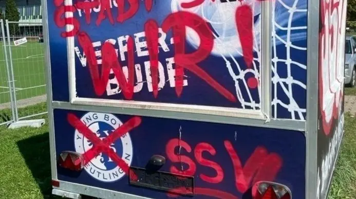 Der volle Hass von SSV-Fanatikern entfaltet sich gegen die Young Boys Reutlingen.⇥