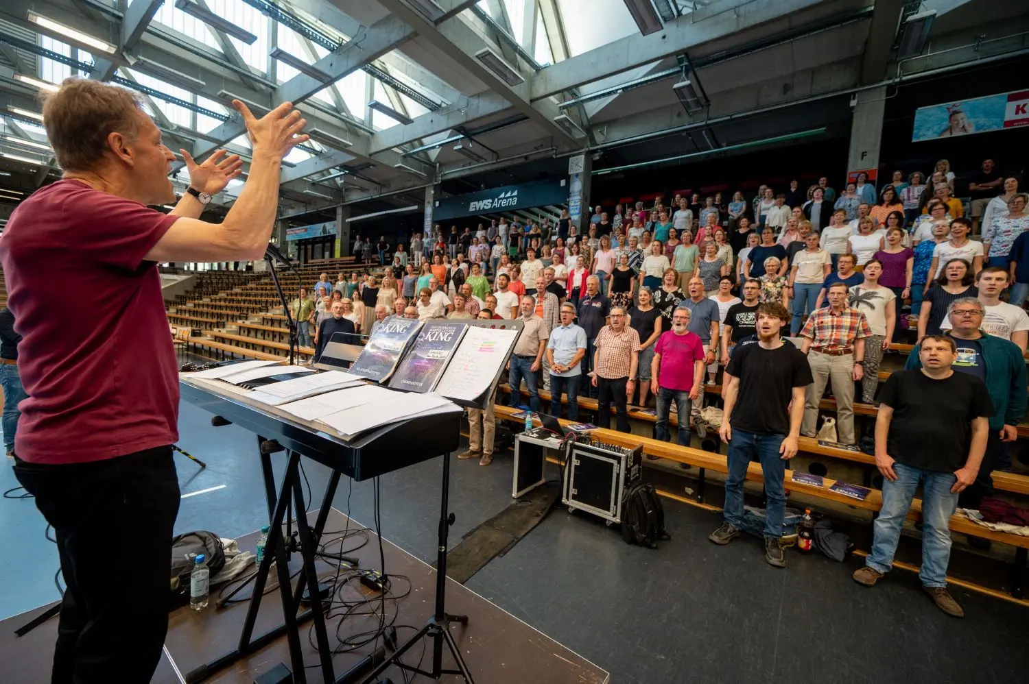 Bild vom Probenstart zu „Martin Luther King“ im Mai in der EWS-Arena. In solchen großen Projektchören „entstehen ja auch Freundschaften, und die Chöre werden durchlässig“, ist sich Andreas Malessa sicher.