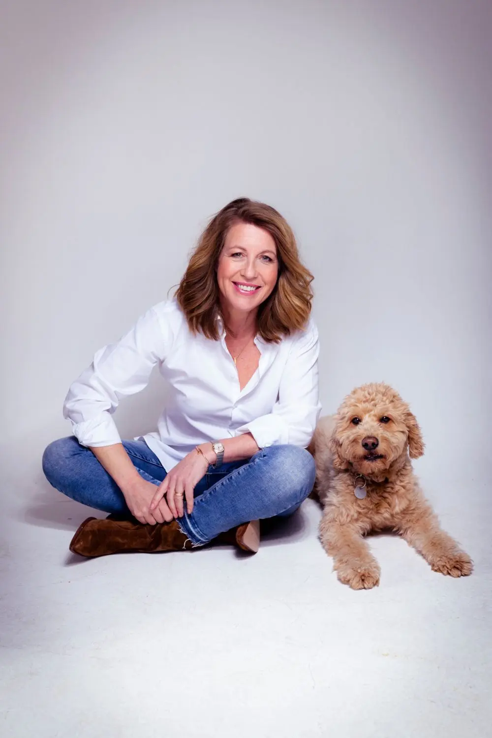 Die Autorin Anne Gesthuysen mit ihrem Goldendoodle. Im Roman spielt auch ein solcher Hund mit dem Namen Freddy mit. ⇥