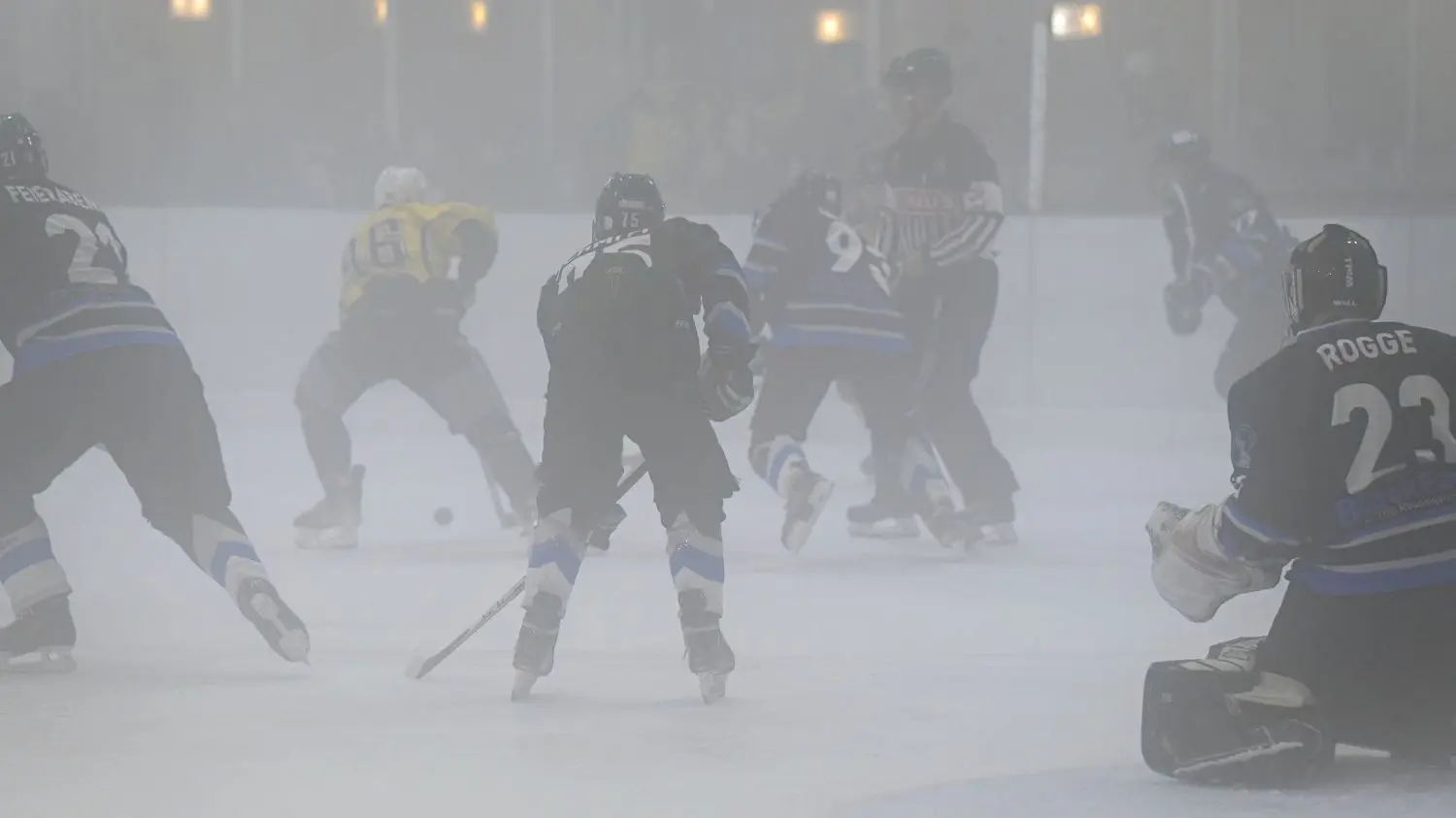 Eine physikalische Eigenart machte Fans und Spielern beim Eishockey-Saisonauftakt am Freitag in Reutlingen zu schaffen. Die warme Feuchtigkeit kondensierte über dem kalten Eis und sorgte für Nebelschwaden. Die Sichtverhältnisse in der Reutlinger Eishalle beim Heimspiel der TSG Black Eagles gegen den EHC Zweibrücken 1b waren durch die relativ hohen Außentemperaturen mehr als grenzwertig.⇥
