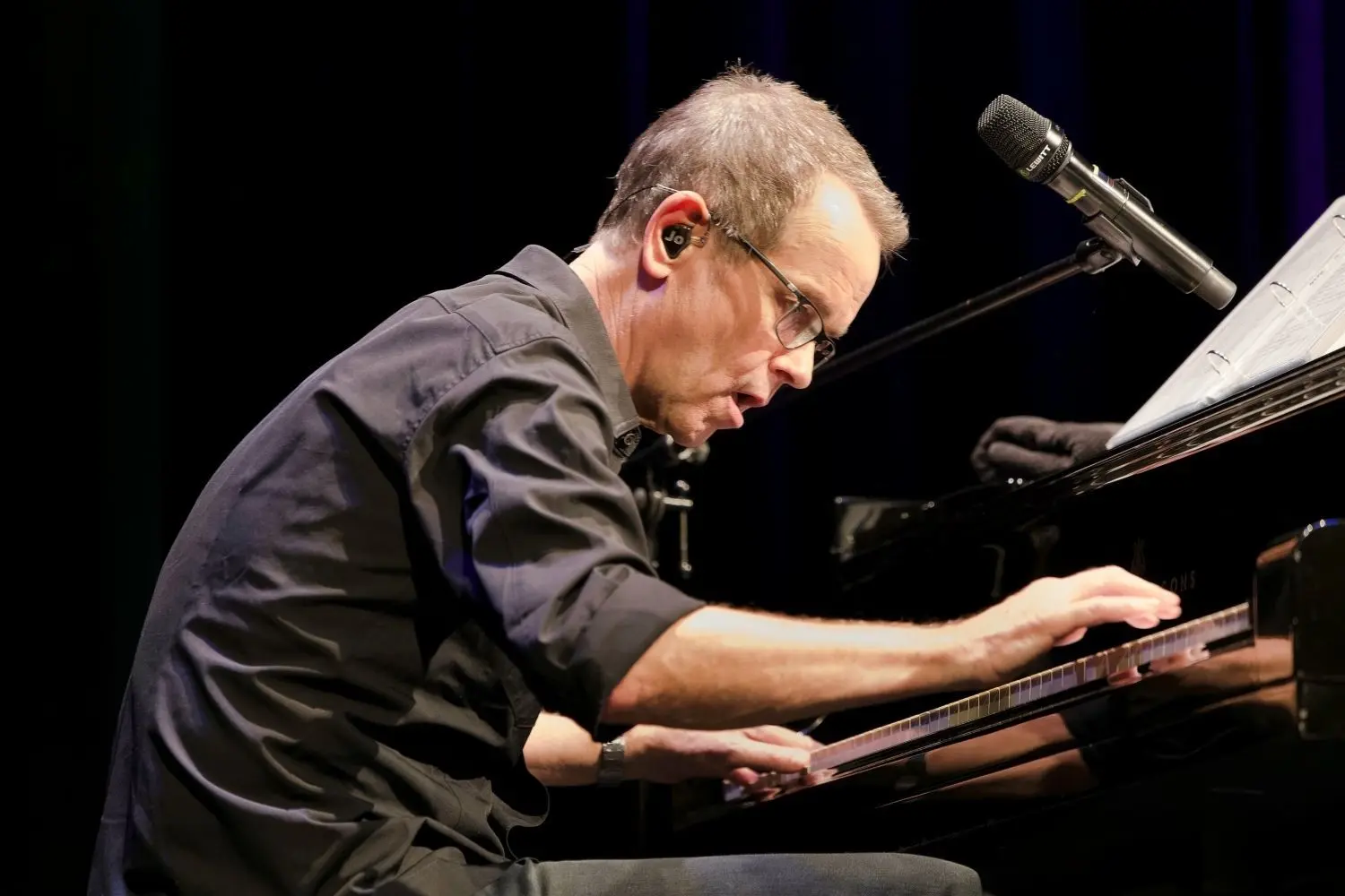 Jo Barnikel am Piano beim Auftritt von Konstatntin Wecker in Balingen.⇥