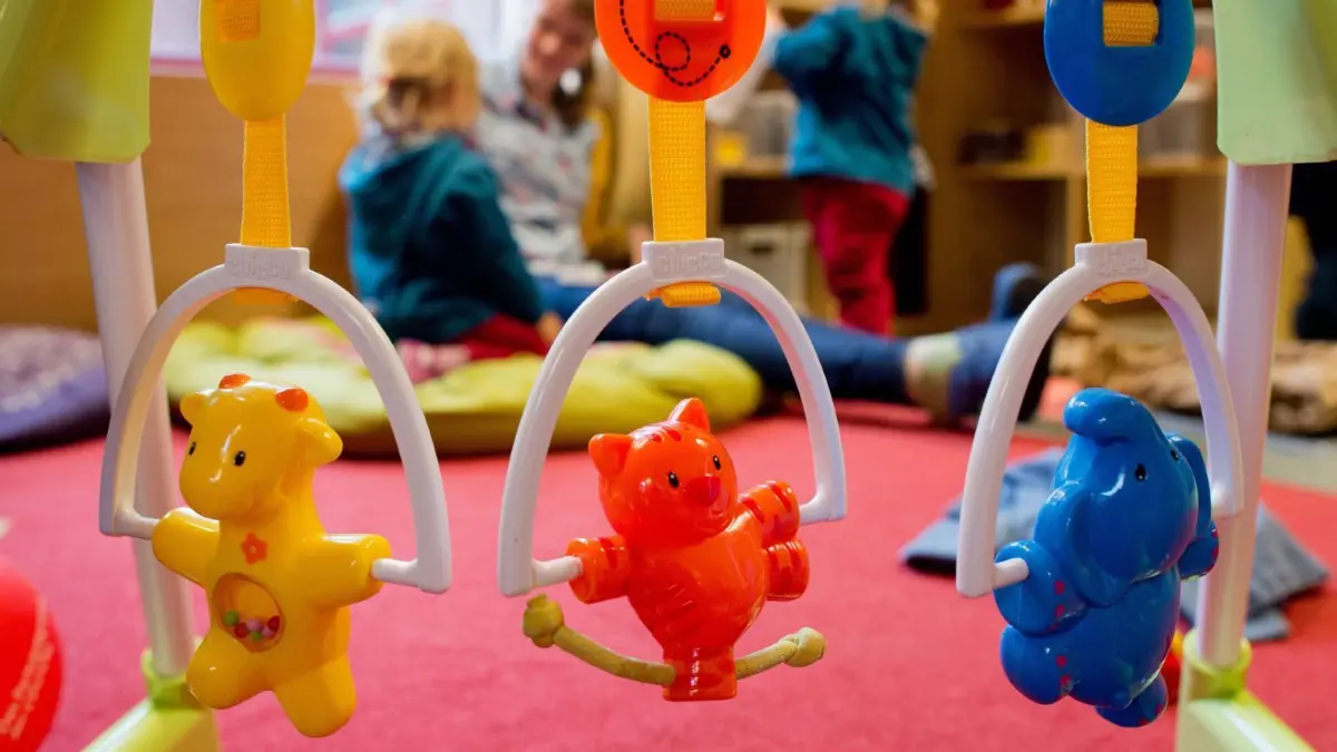 In Rüdnitz wird über eine neue Krippe diskutiert. Die große Frage ist, was sie kosten darf (Symbolfoto).
Kinderspielzeug hängt am 16.10.2013 in einer Kindertagesstätte der Arbeiterwohlfahrt (AWO) in Hannover (Niedersachsen). Eine Kita-Volksinitiative hat mehr als 100 000 Unterschriften für bessere Bedingungen in den Kindertagesstätten in Niedersachsen eingereicht. Foto: Julian Stratenschulte/dpa ++