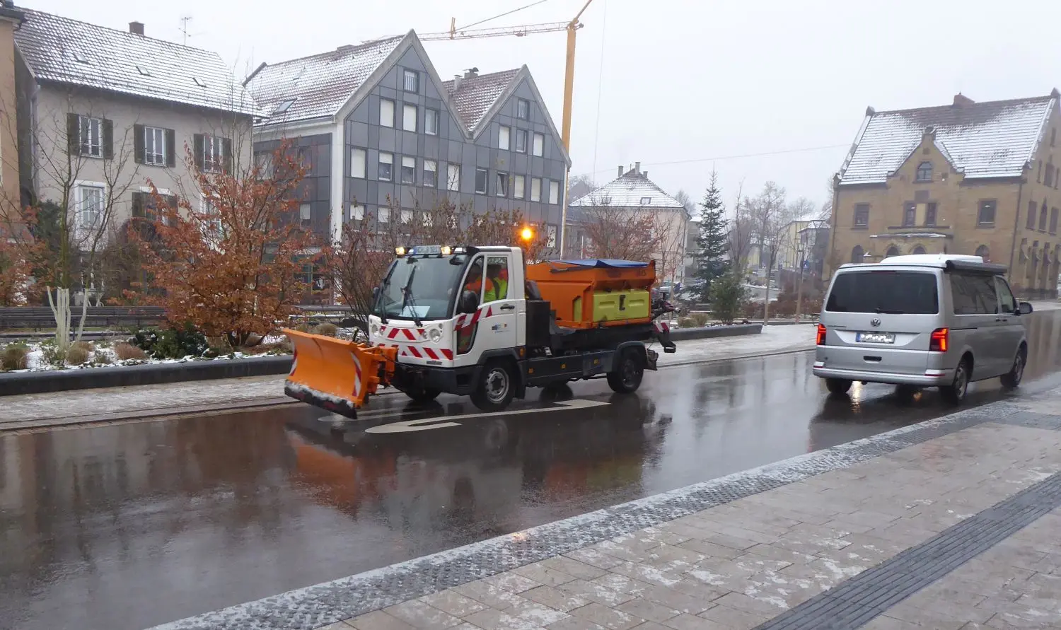 Streufahrzeuge in allen Größen im Dauereinsatz, und das über Stunden: Der Eisregen fordert die Straßenmeistereien und die städtischen Bauhöfe.