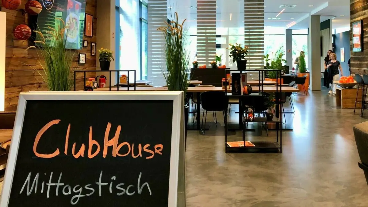 Das Restaurant im Orange Campus in Neu-Ulm wurde umgestaltet und ist nun mit neuer Karte wieder an den Start gegangen.