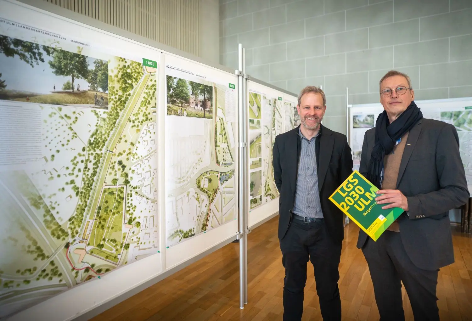 Bürgermeister Tim von Winning (links) und Prof. Frank Lohrberg lobten den Siegerentwurf.