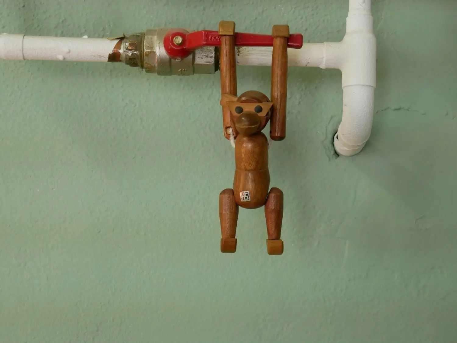 Der dänische Designer Kay Bojesen entwarf diesen Affen in den 50er Jahren. Originale werden für viel Geld gehandelt. Leider fehlt diesem Exemplar ein Ohr.