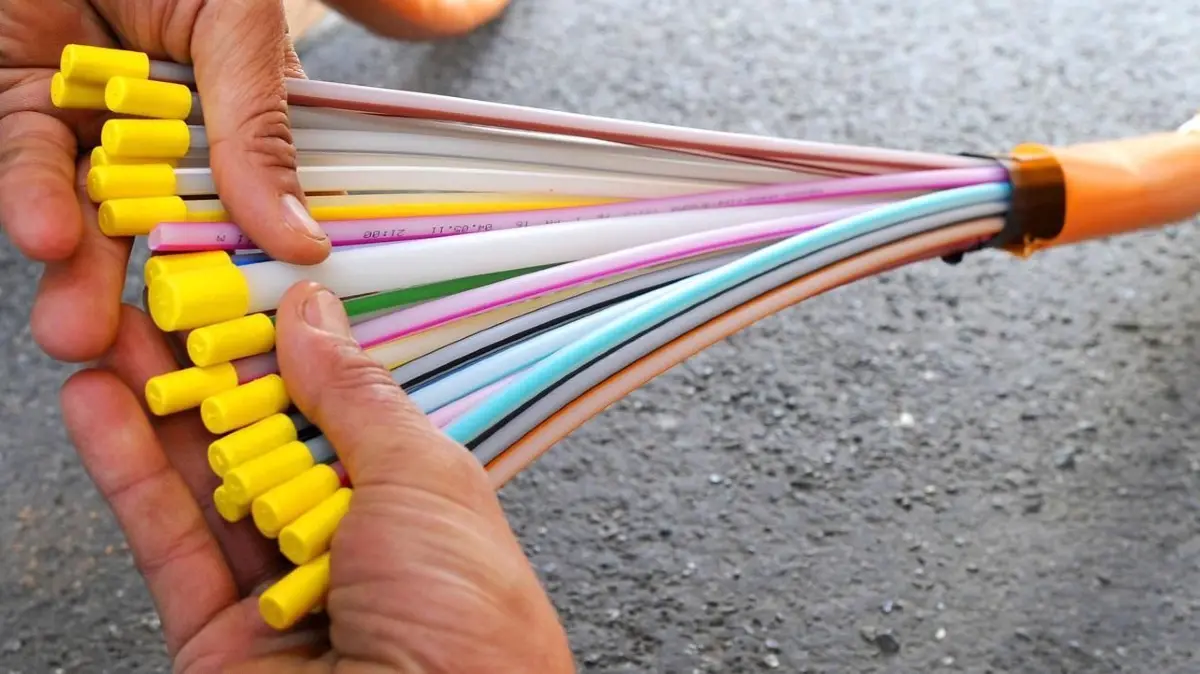 Überall Glasfaser bis ins Haus, lautet ein Ziel der Breitbandinitiative im Landkreis. Die Verwaltungsgemeinschaft Hall sieht für sich geringen Nutzen und hohe Kosten. Sie fordert „ein Kooperationsmodell mit einem eigenwirtschaftlich agierenden Marktteilnehmer zu prüfen.“
ARCHIV - Ein Arbeiter hält am 05.09.2011 verschiedene Glasfaserkabel bei Verlegearbeiten in Hannover (Niedersachsen). Die grün-rote baden-württembergische Landesregierung will mit weiter rund 12 Millionen Euro jährlich schnellere Internetverbindungen auf dem Land fördern. Foto: Julian Stratenschulte/dpa (zu lsw: «Weiter jährlich 12 Millionen für schnelles Internet auf dem Land» vom14.01.2014) +++(c) dpa - Bildfunk+++