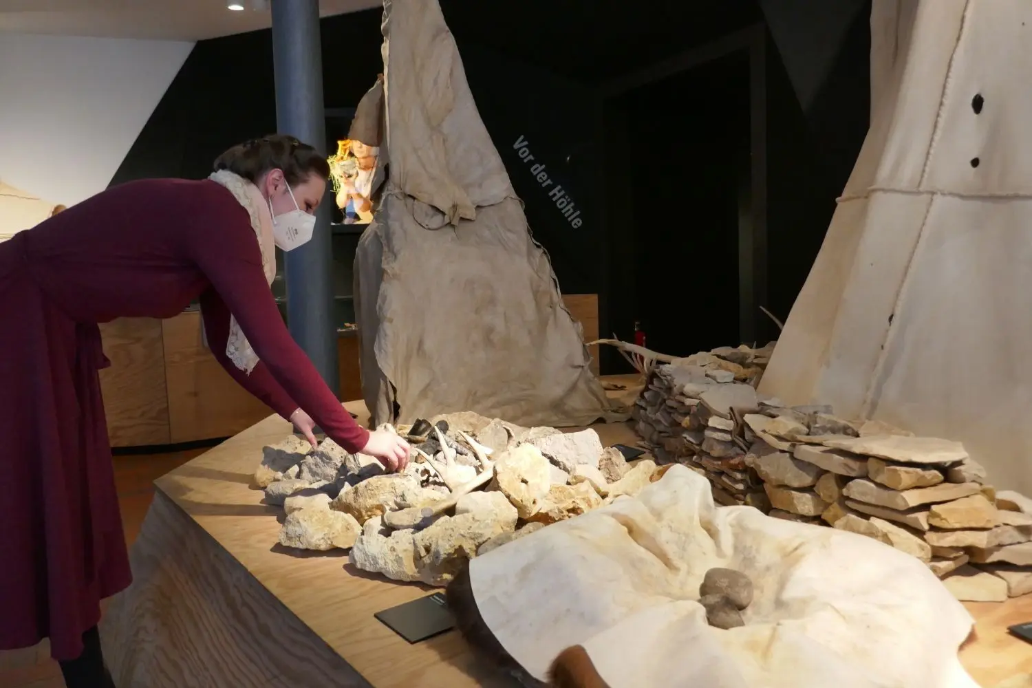 Letzte Handgriffe vor der Eröffnung: Das Urgeschichtliche Museum Blaubeuren empfängt jetzt wieder Besucher. Der Testlauf dauert zunächst bis Sonntag.⇥
