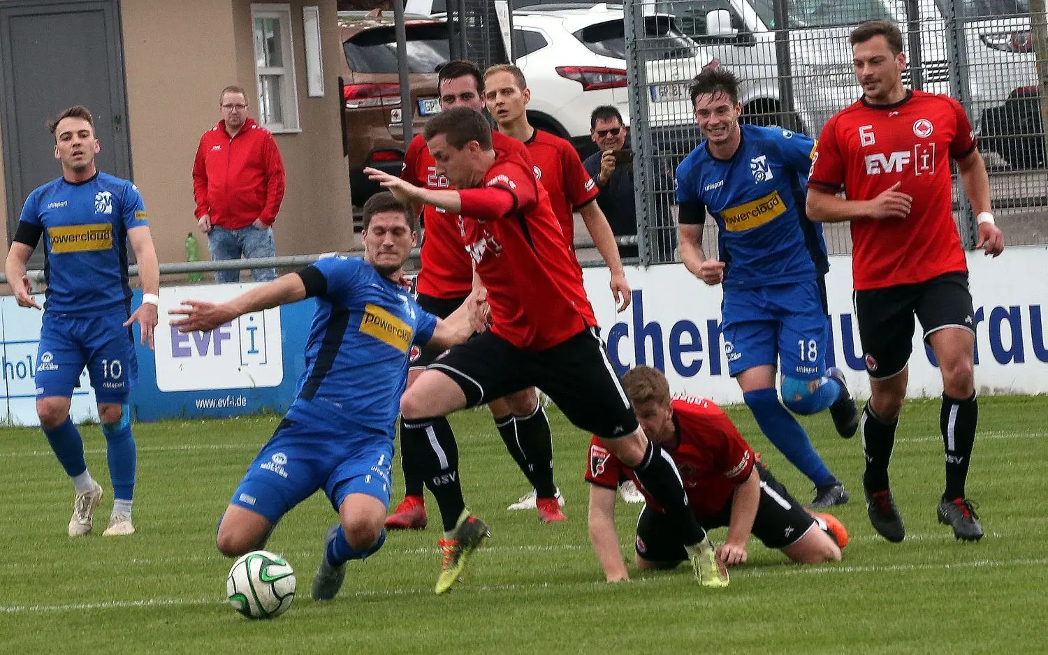 Eine starke Saison lieferten die Göppinger Oberliga-Fußballer ab, vorn Chris Loser im roten Trikot, jetzt wird bereits kräftig am Kader für die kommende Runde gearbeitet.⇥