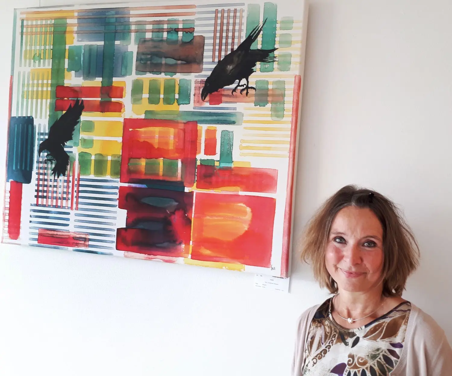 Hechinger Stadtkrähen in schwarzer Tinte auf buntem Acryl-Raster: Ina Simone Petri stellt in der Rathausgalerie aus.⇥