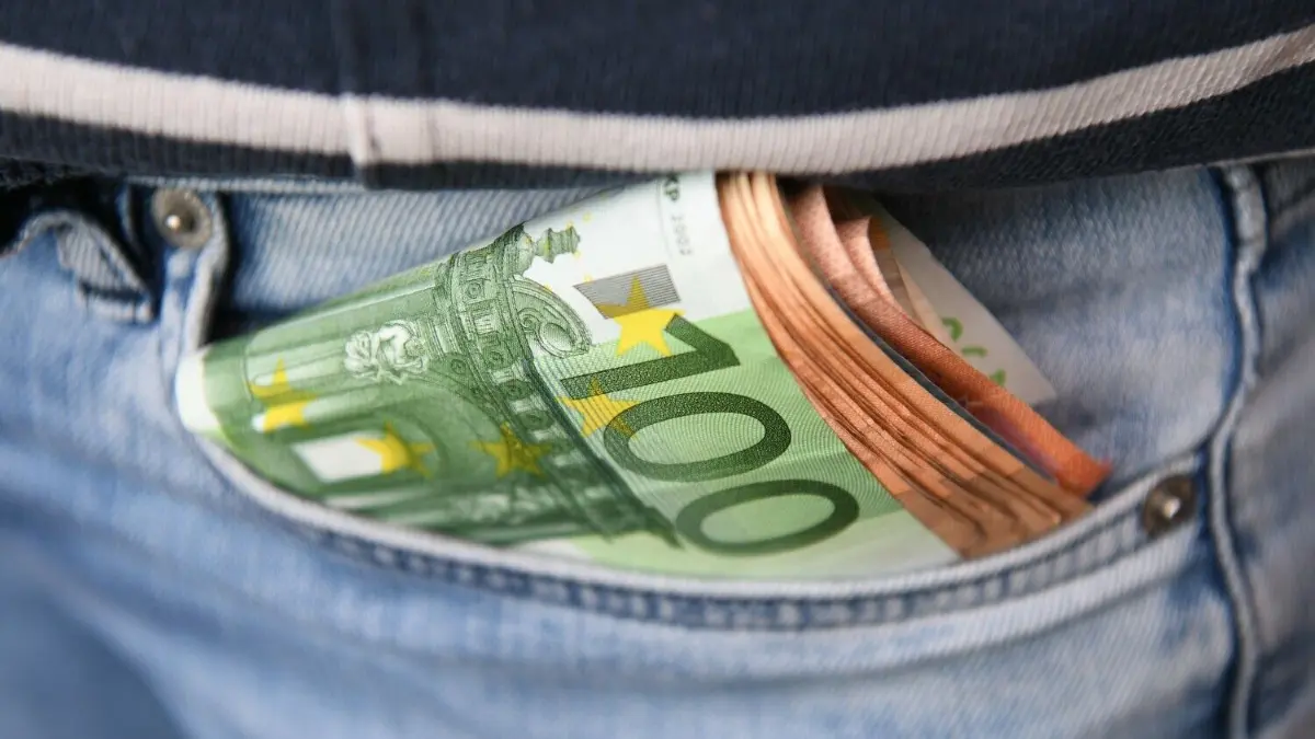So locker dürfte das Geld bei den meisten Familien in Brandenburg nicht sitzen. Deshalb lohnt es sich, bei der Ermittlung der der neuen Kita-Beiträge genau hinzusehen. (Symbolbild)
Geldscheine stecken in einer Hosentasche. Im Kampf gegen Kriminelle legen Europas Währungshüter nach: Ende Mai werden 100- und 200-Euro-Scheine mit weiteren Sicherheitsmerkmalen in Umlauf gebracht. (Zu dpa "Mehr Schutz vor Falschgeld - Neue 100- und 200-Euro-Scheine") +++ dpa-Bildfunk +++