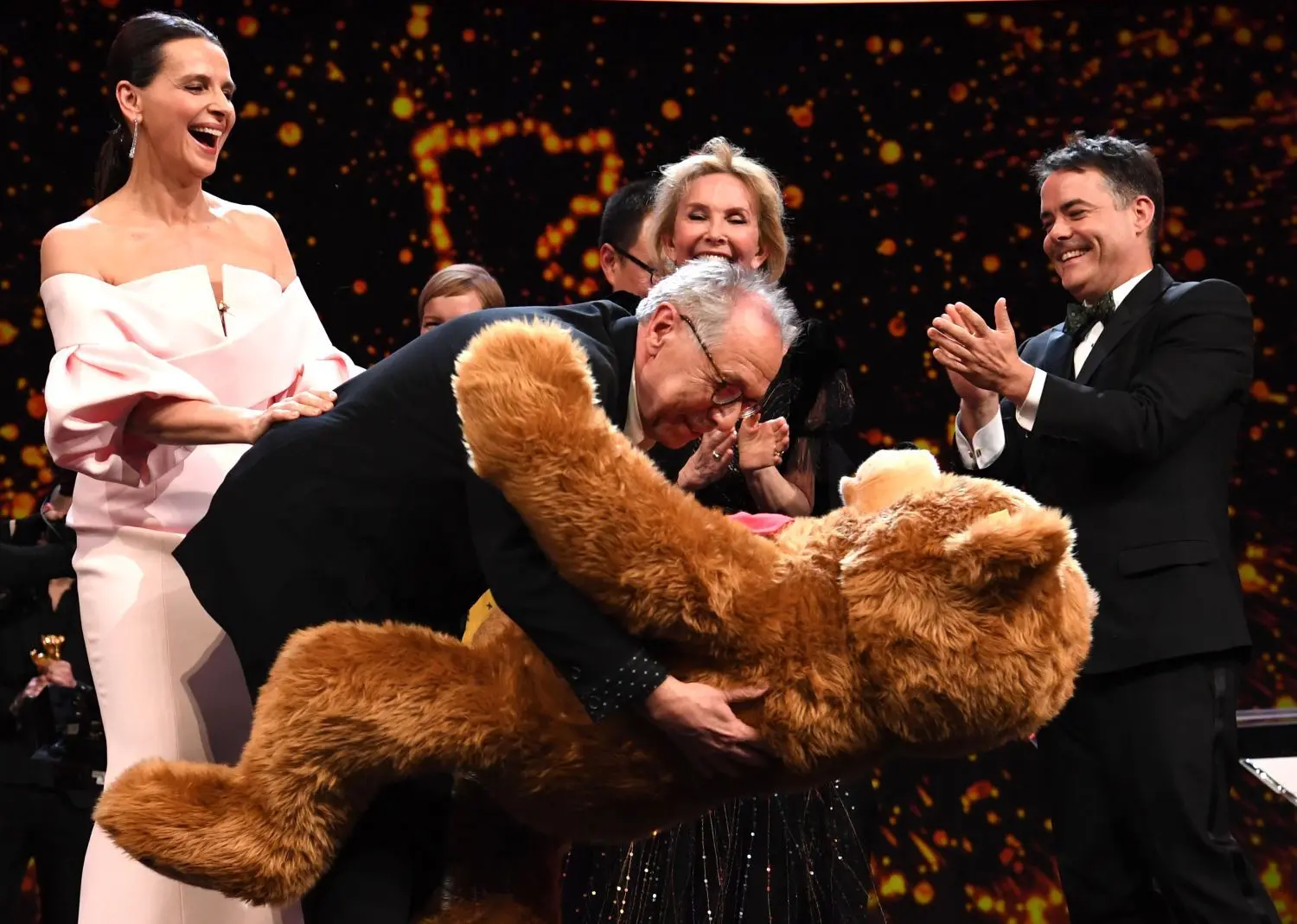 Dieter Kosslick, Berlinale-Direktor (M), hält einen großen Teddy vor Juliette Binoche (l-r),Trudie Styler und Sebastian Lelio, Präsidentin bzw. Mitglieder der Berlinale-Jury.⇥ Ralf Hirschberger/dpa