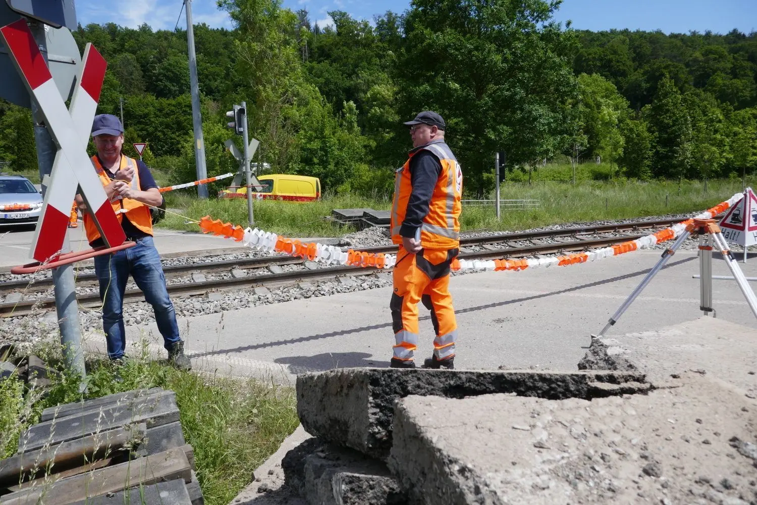Die Schranken werden erneuert, ein Sicherheitsmitarbeiter der Bahn ist vor Ort.⇥