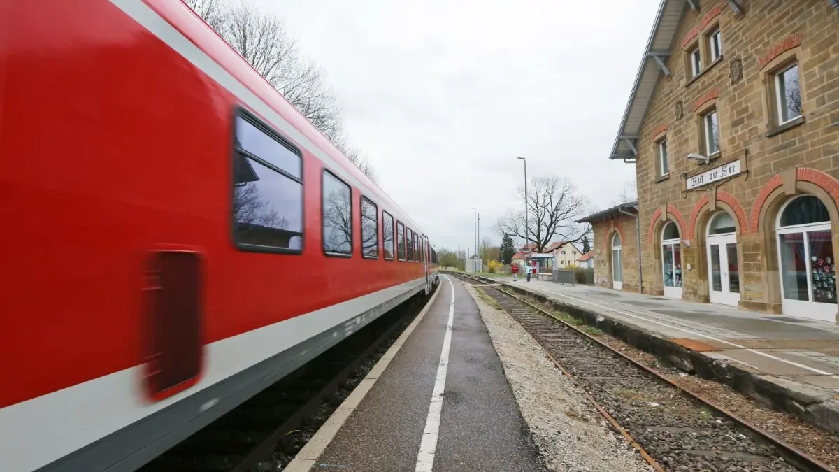 Sämtliche Zugverbindungen der zwischen Crailsheim und Wallhausen, Rot am See, Blaufelden und Schrozberg sind in den vergangenen Tagen nach 13.33 Uhr auf den Schienenersatzverkehr ausgelagert worden.
Tauberbahn, in Rot am See; Zug, Bahnhof