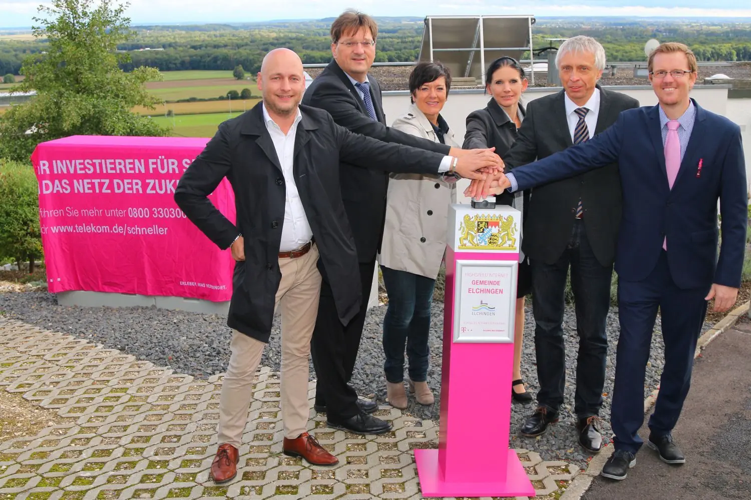 Sie gaben am Donnerstag den Startschuss für schnelleres Internet in Elchingen: (von links) Bernd Schröter (Geschäftsführer von UTS Retail), Bürgermeister Joachim Eisenkolb, Petra Heuberger (IT-Beauftragte der Gemeinde), Caroline Voß (Shop-Leiterin in Langenau), Peter Bohnacker (Breitband-Beauftragter Technik der Telekom), Florian Goldhofer (Regio-Manager der Telekom).