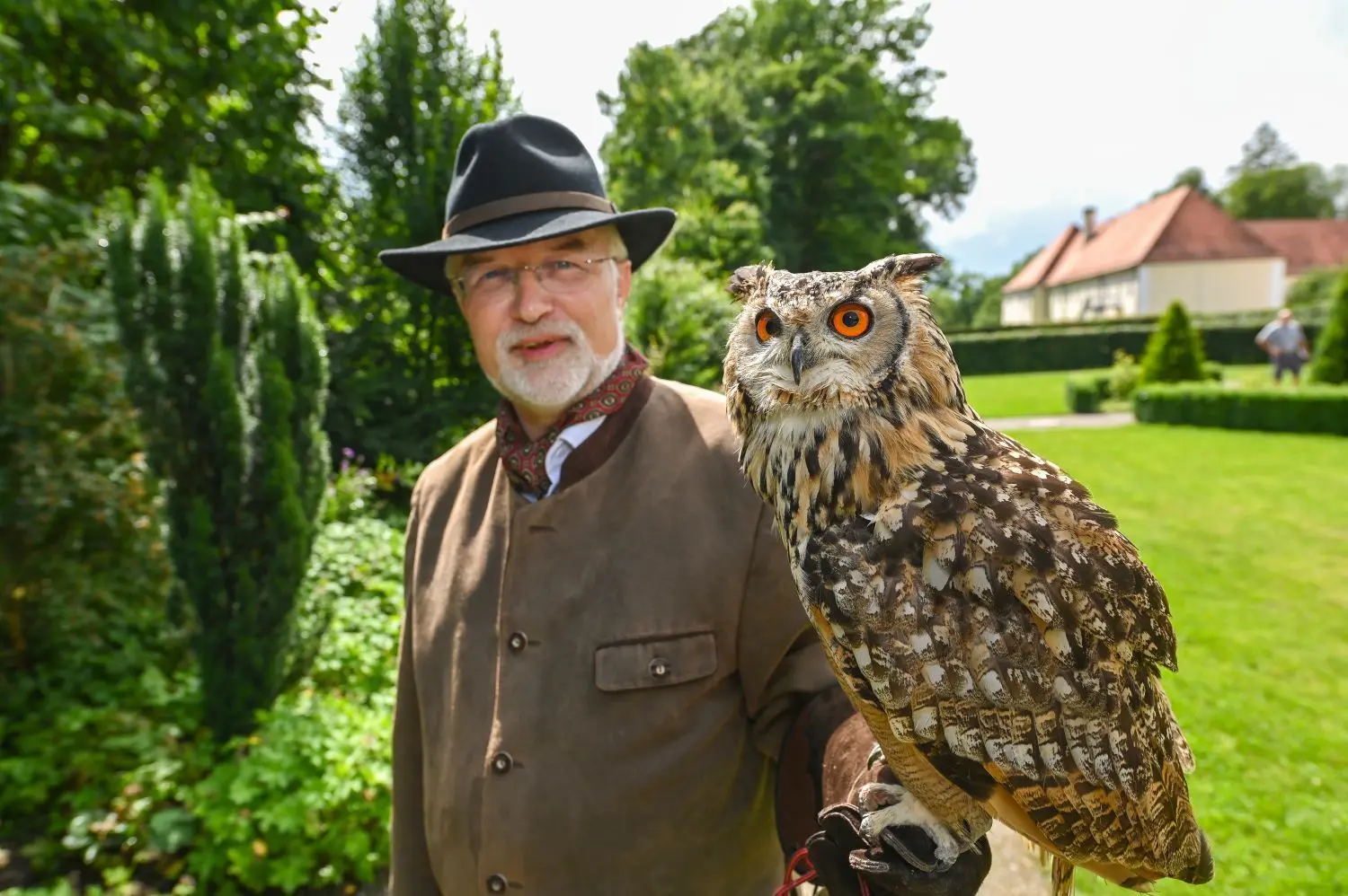 Augenblicke eines Ausflugs: Dr. Detlef Kröger und sein Uhu Obi-Wan Kenobi vor dem Kloster Roggenburg. ⇥