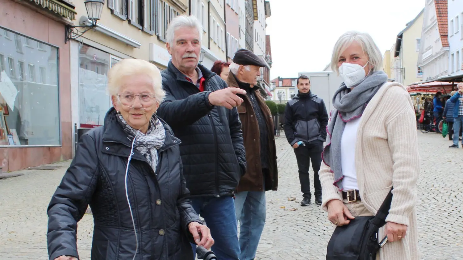 Maria Krull-Metzger und ihre 83-jährige Mutter waren nicht die Einzigen, die ein wenig erbost darüber waren, dass es selbst für betagte und gebrechliche Menschen keine Sitzgelegenheit zum Warten gab. Sie blieben jedoch geduldig.