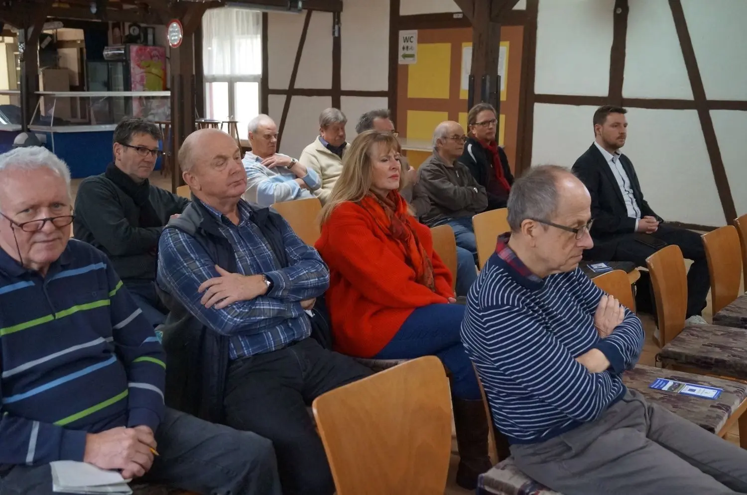 Dieter Albrecht (Kreisverkehr Schwäbisch Hall), dahinter Josef Girschek und  Günther Fischer (beide frühere Bahnmitarbeiter), Bürgermeisterin Petra Weber und der Abgeordnete Kevin Leiser (SPD).