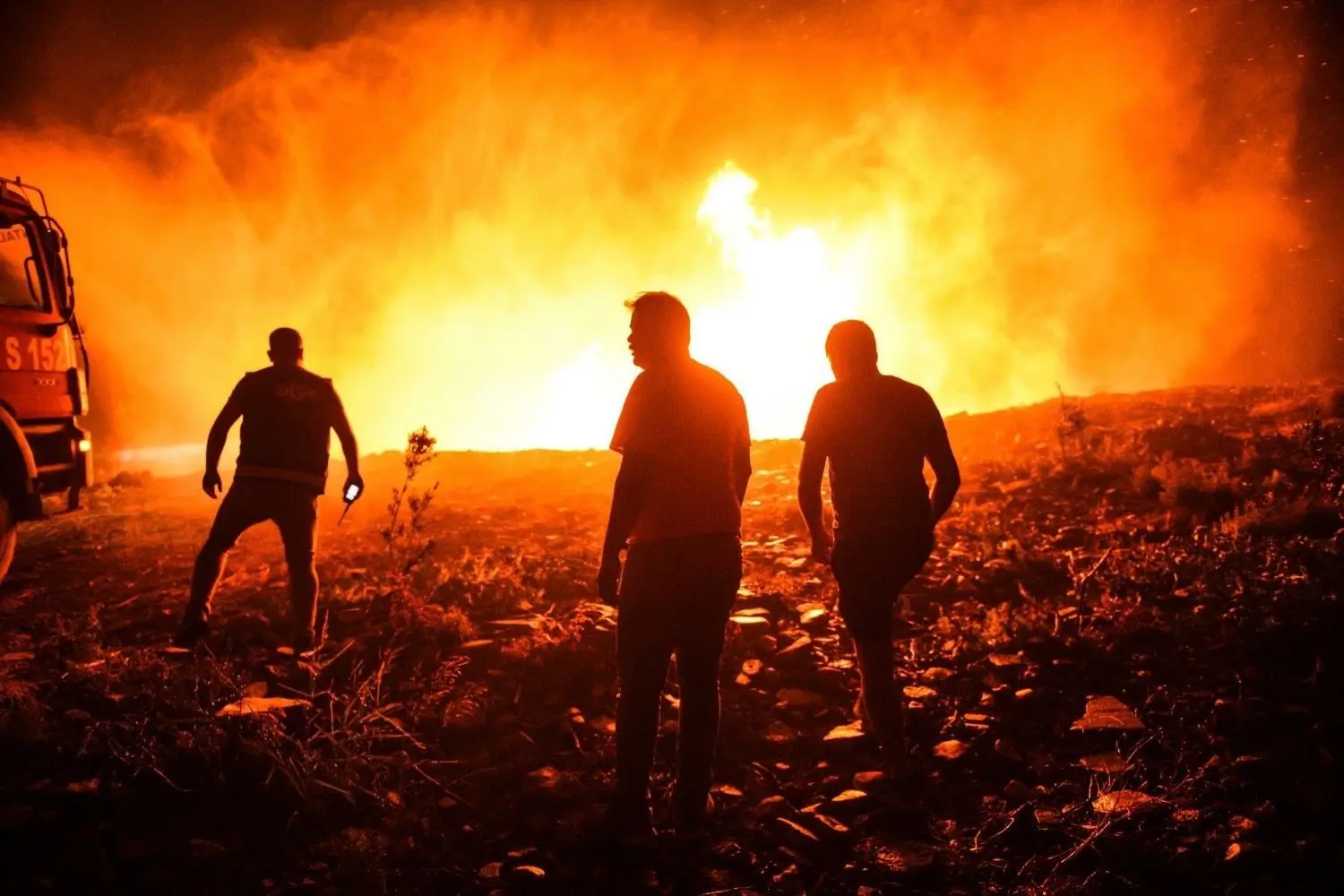 Feuerwehrleute und Dorfbewohner versuchen ein Feuer in der Provinz Antalya unter Kontrolle zu bringen. Im Zuge der Brände an der türkischen Mittelmeerküste und in weiteren Regionen sind mehrere Menschen gestorben.