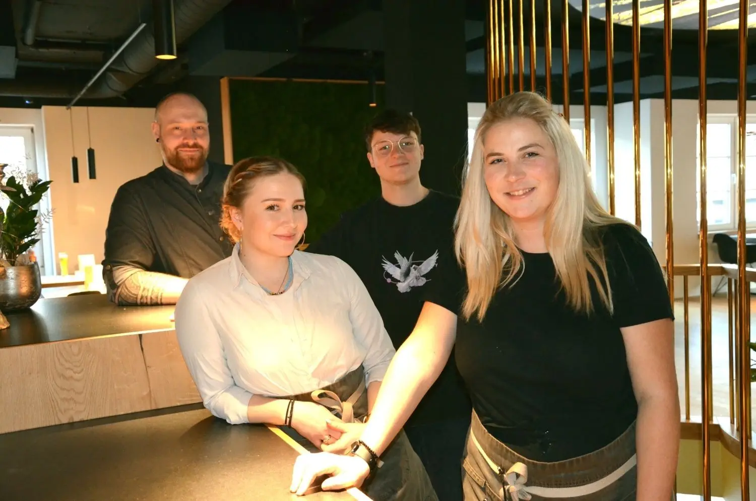 Ebenfalls im Cosy-Team: Barkeeper Simon Schmid und Servicekraft Kim Seyrek.