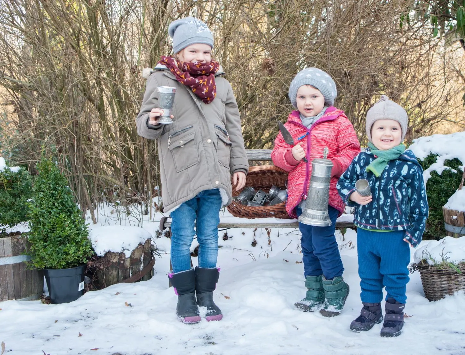 Die Kinder halten altes Zinngeschirr aus der einstigen Gießerei in Gnadental (von links): Emma Kütterer mit Cousine Paula sowie Joris Kütterer.⇥