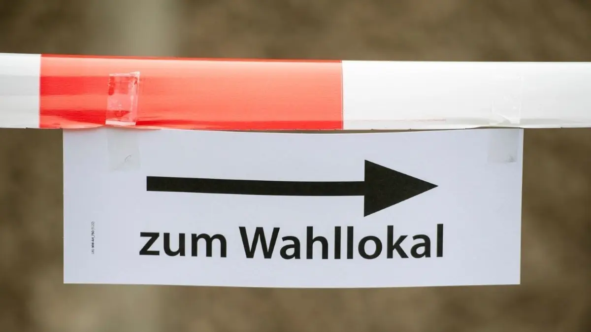 Die Aufteilung der Wahllokale, in denen die Seelower am 27. August ihre Stimme für den neuen Bürgermeister abgeben sollen, sorgt für Kritik. Wird damit sogar der AfD geschadet? (Symbolbild)
Vor einem Wahllokal hängt ein Hinweisschild mit der Aufschrift „zum Wahllokal“. Die im Nachhinein vom Berliner Verfassungsgerichtshof für ungültig erklärte Wahl zum 19. Abgeordnetenhaus von Berlin vom 26. September 2021 wurde am Sonntag wiederholt. +++ dpa-Bildfunk +++