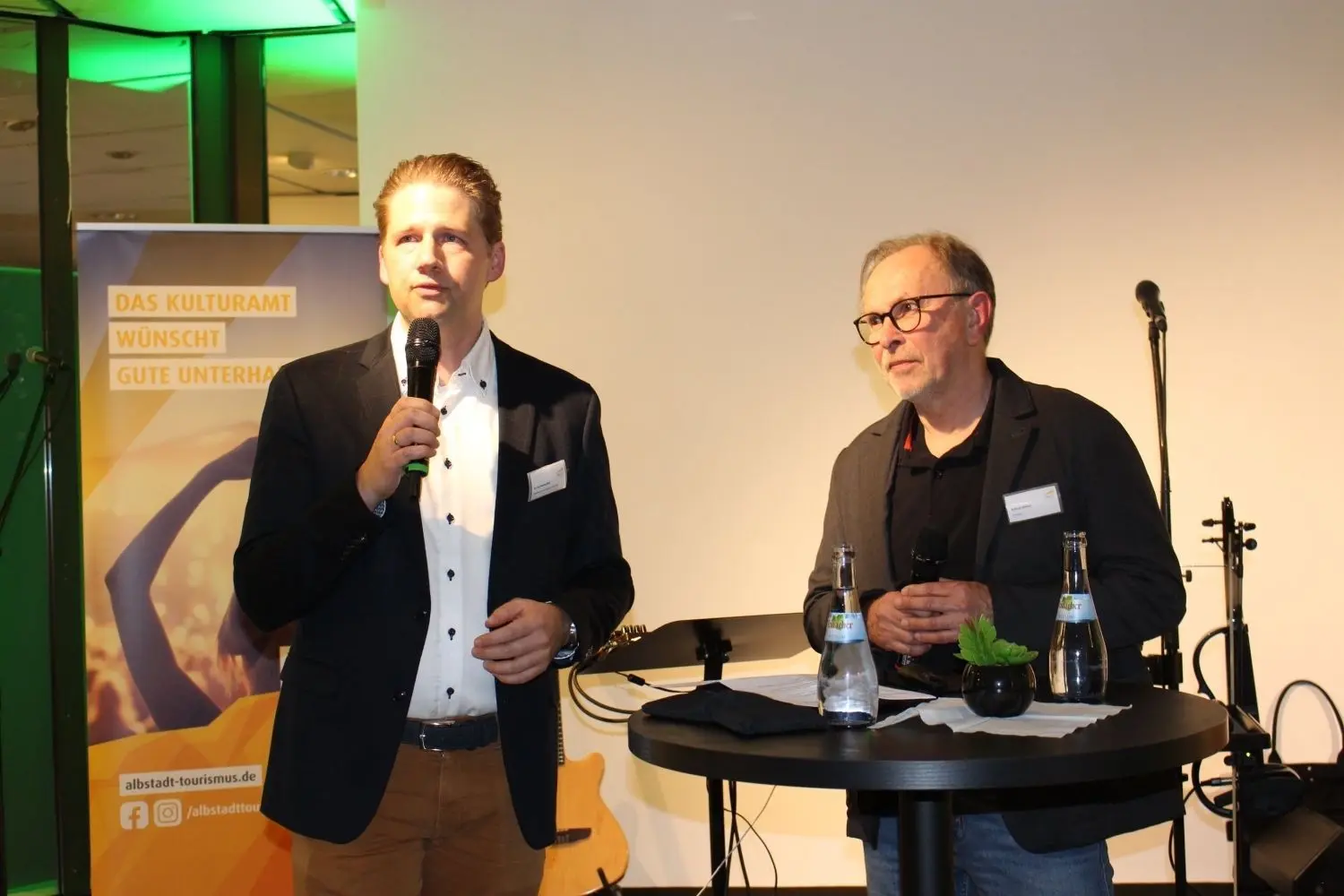 Kunstmuseumsleiter Dr. Kai Hohenfeld führt ein Kunstgespräch mit Künstler Roland Milkau (rechts).⇥