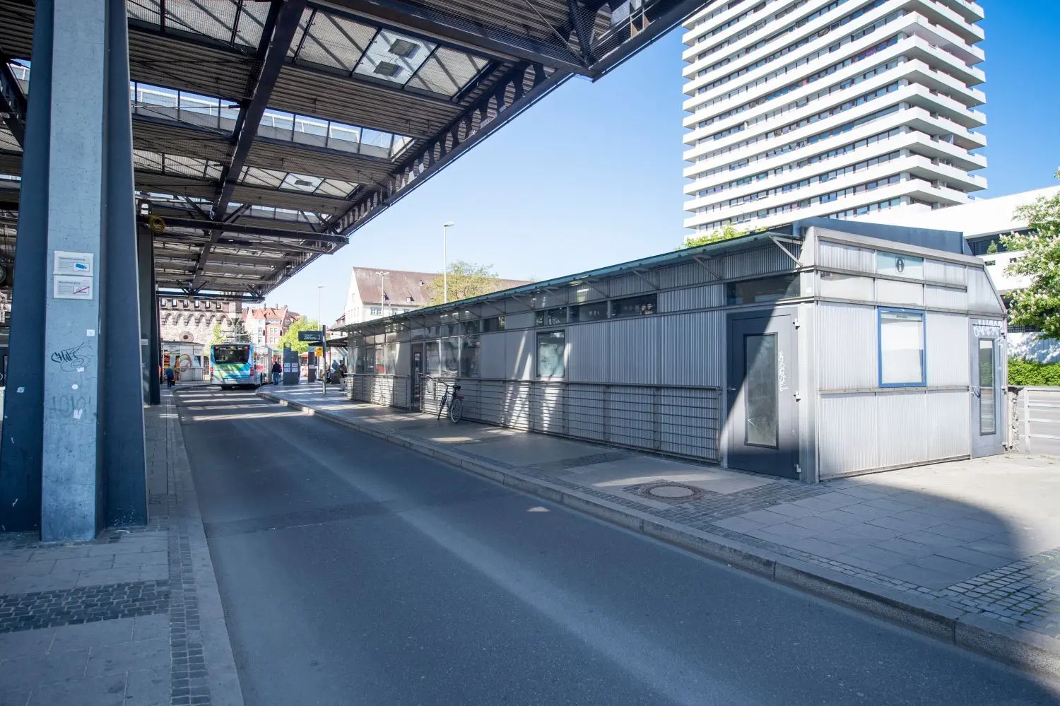 Der Flachbau direkt an der Haltestelle gehört den Stadtwerken.