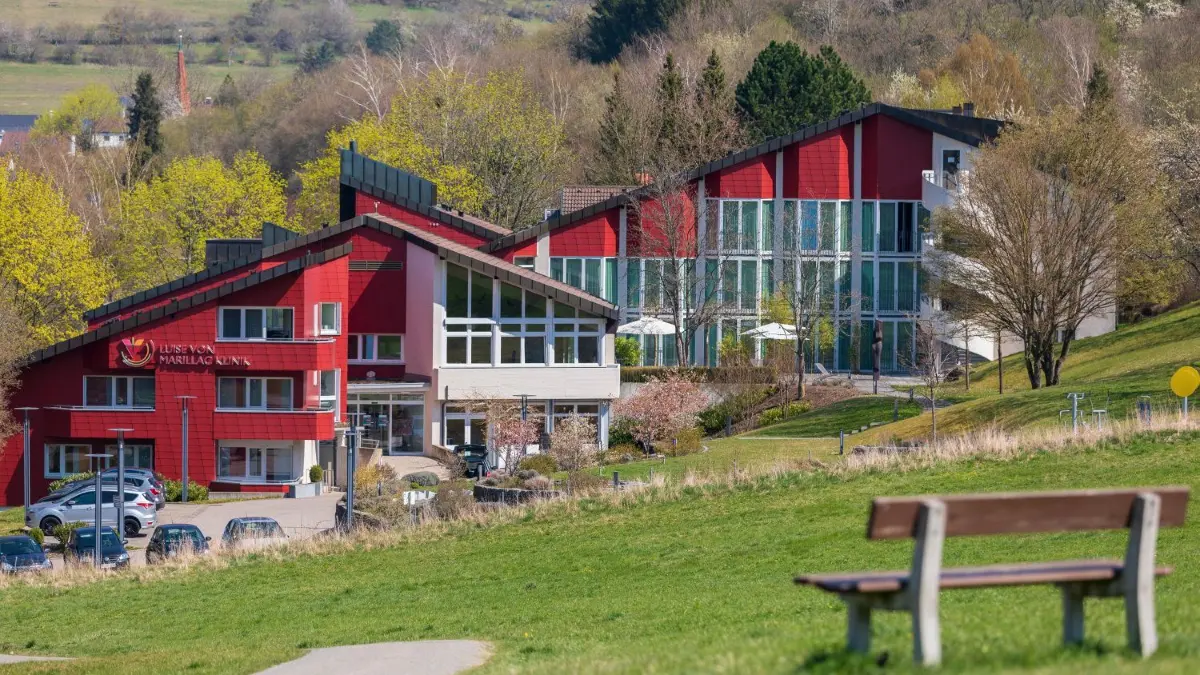 Auch wegen ihrer idyllischen Lage ist die Luise-von-Marillac-Klinik in Bad Überkingen bei den Reha-Patientinnen sehr beliebt.⇥
Bad Überkingen - Luise von Marillac Klinik