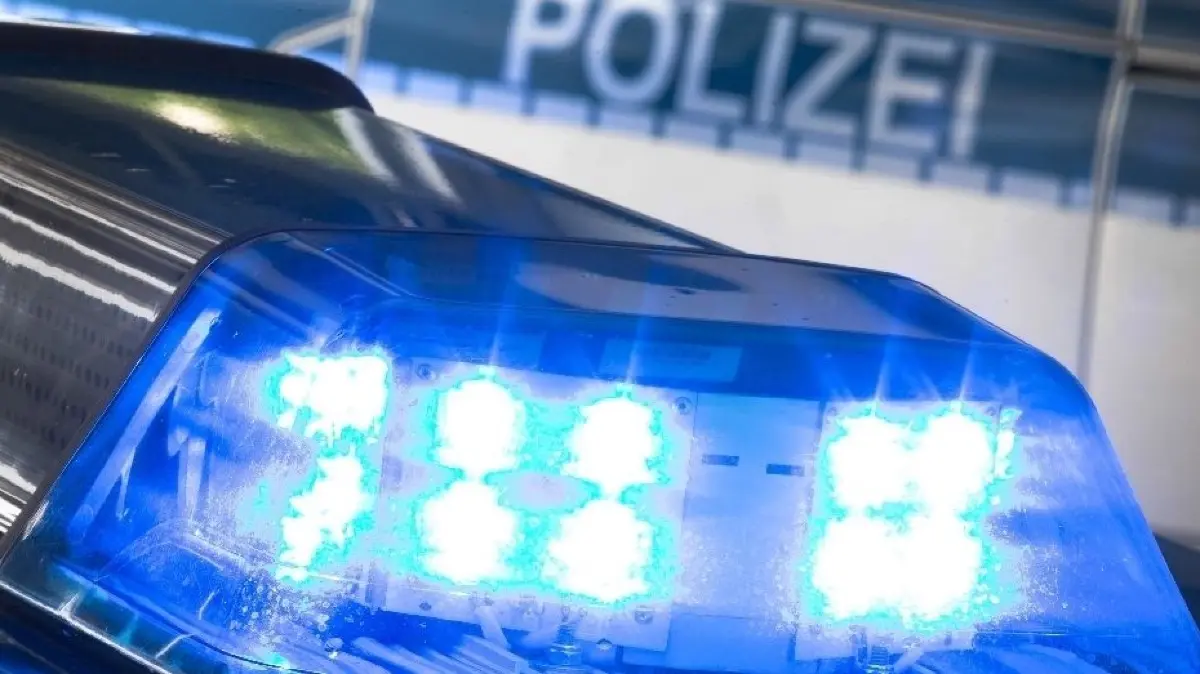 Symbolbild Polizeiblaulicht
ARCHIV - 27.07.2015, Niedersachsen, Osnabrück: Illustration - Ein Blaulicht leuchtet auf dem Dach eines Polizeiwagens. Die Notrufnummer der Polizei 110 ist am Mittwochmorgen wegen einer technischen Störung in mehreren Polizeibehörden in Nordrhein-Westfalen nur eingeschränkt erreichbar. Das teilte das Landesamt für Zentrale Polizeiliche Dienste Nordrhein-Westfalen mit. Die Polizei riet Betroffenen, sich in dringenden Fällen an die Notrufnummer der Feuerwehr 112 zu wenden. Foto: Friso Gentsch/dpa +++ dpa-Bildfunk +++