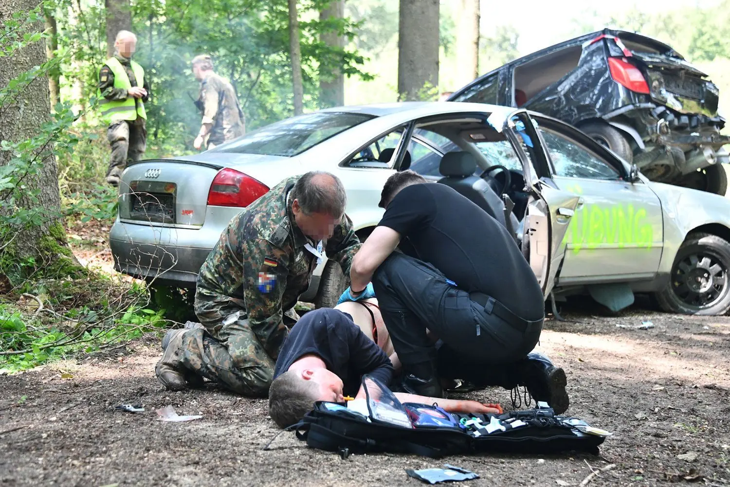 Zuerst ein schwerer Verkehrsunfall mit mehreren lebensbedrohlich Verletzten – und dann ein Hinterhalt. Kurz nach dieser Szene gerieten die Helfer an der Workshop-Station unter Beschuss.