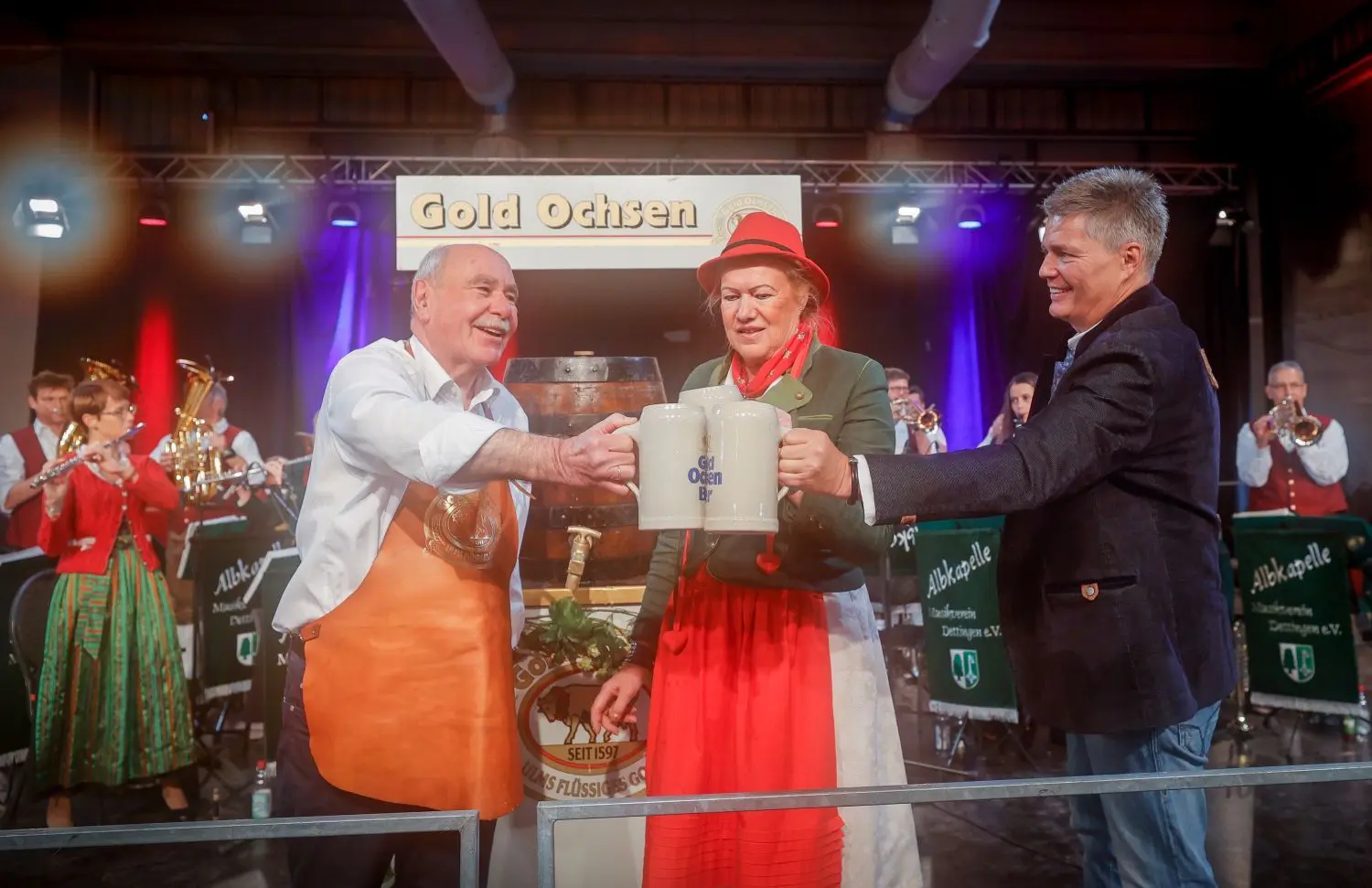 Prost! Das Fest zur Feier von 425 Jahre Gold Ochsen ist eröffnet (von links): Alt-OB Ivo Gönner, Brauereichefin Ulrike Freund und Marketingleiter Frank Schlagenhauf.