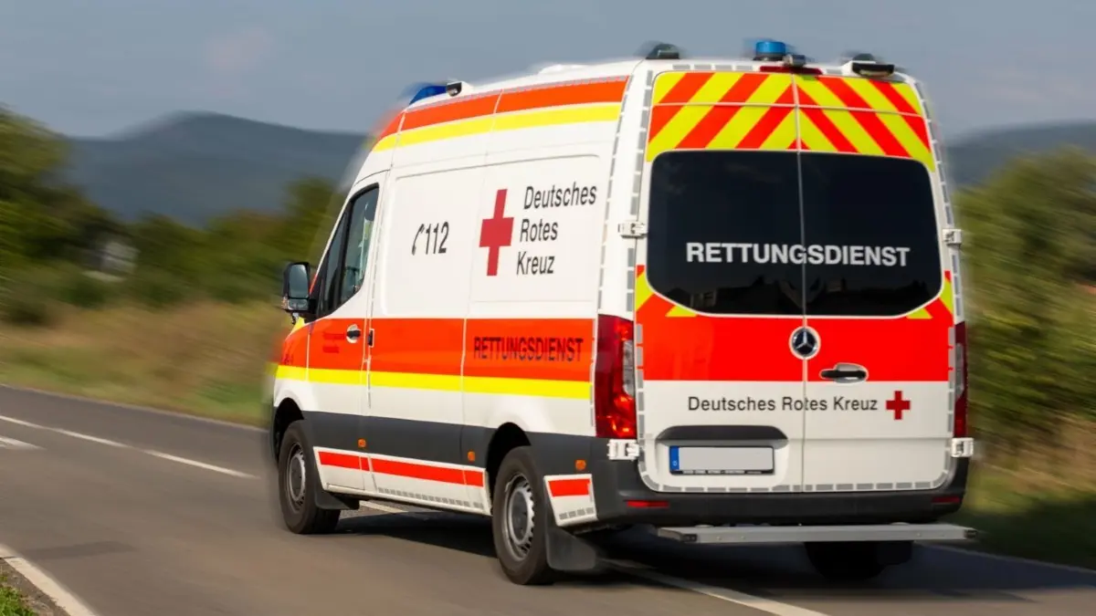 BEACHTEN: NPG-erweiterte Lizenz / Mantel; Beachten: nur redaktionelle Nutzung! Rettungsdienst.. 456647705 Download am.12.5.2023..für.POLI... Foto: © U. J. Alexander /adobe.stock.com