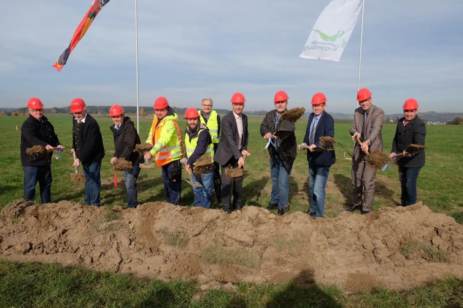 In Roggenburg ist der symbolische Spatenstich für den Bau des neuen Hochbehälters erfolgt. Mit dem Spatenstich startet die Gemeinde die umfängliche Neuordnung ihrer Wasserversorgung, die bis Ende 2016 noch eigenständig gemeindlich strukturiert war.