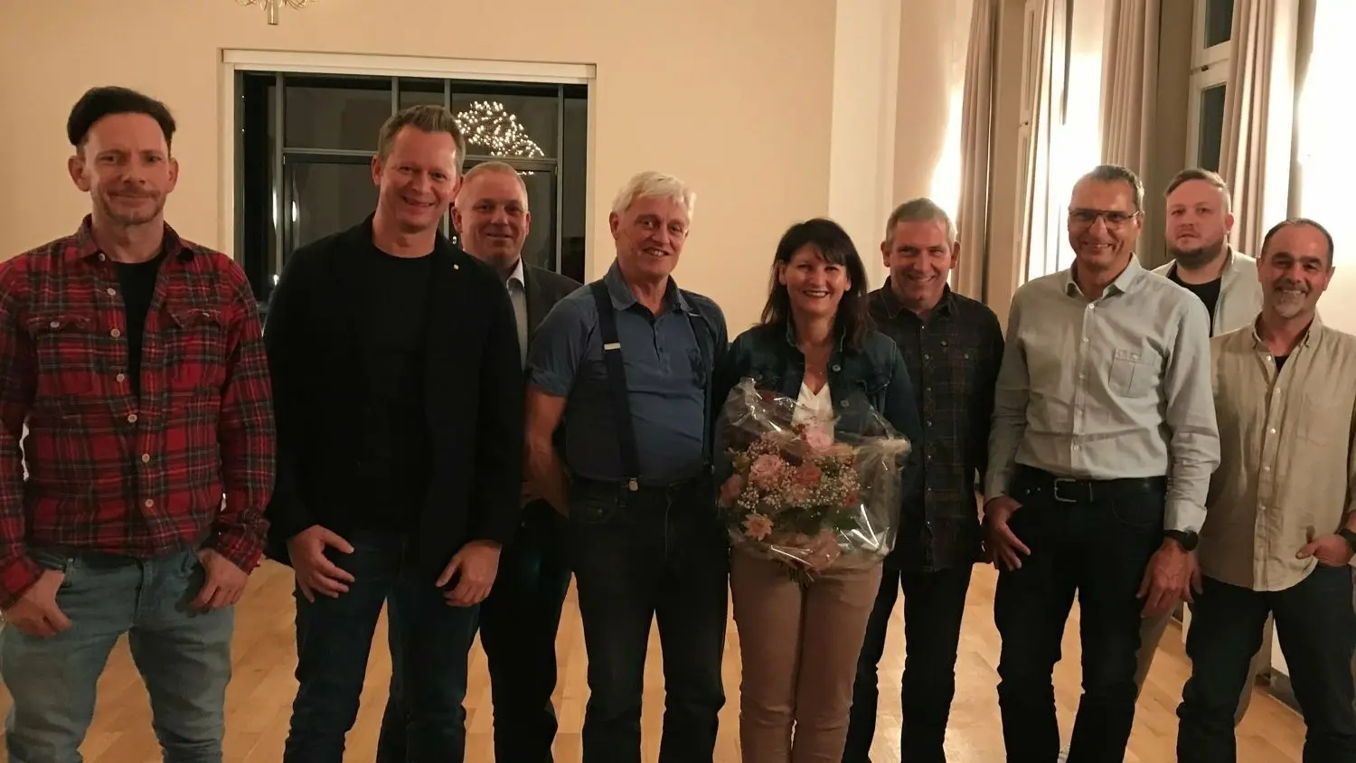 Fast alle Beisitzer des Stadtmarketingss machen weiter. Neu im Verein und im erweiterten Vorstand ist Jochen Grau (rechts). Blumen gab es für Andrea Schneider, die Fachfrau für die Geschäftsstelle. Gendern erübrigt sich bei der Stadtmarketing-Führung: alles Männer! Einzige Ausnahme: Dorothee Müllges, die Erste Beigeordnete der Stadt (aber nicht auf dem Bild).