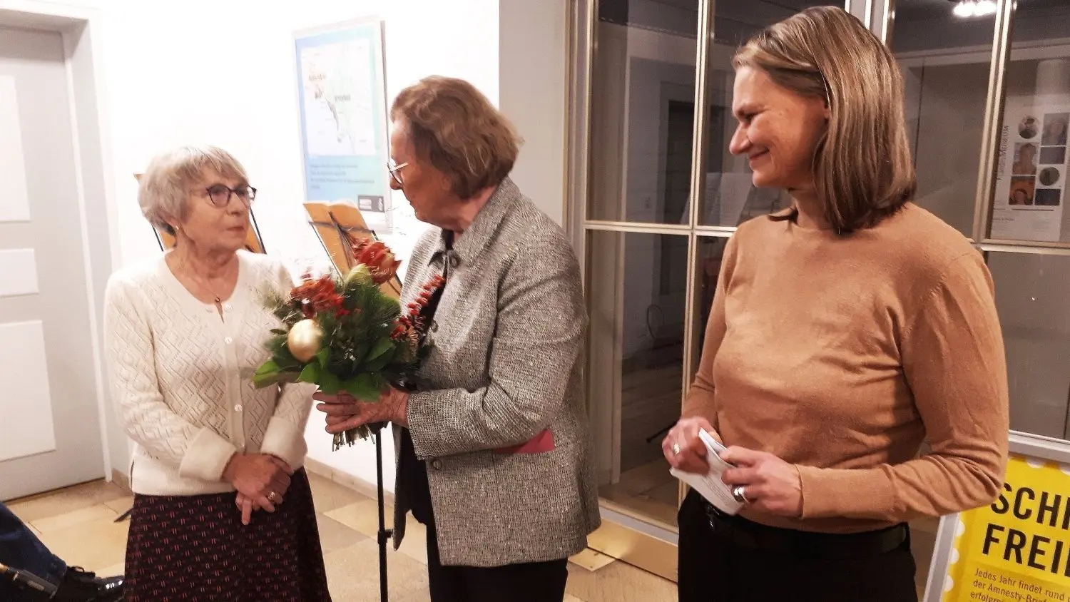 Françoise Schenkel (links) wurde von Gisela Münch mit Blumen überrascht. Rechts im Bild: Kerstin Gotthard.⇥