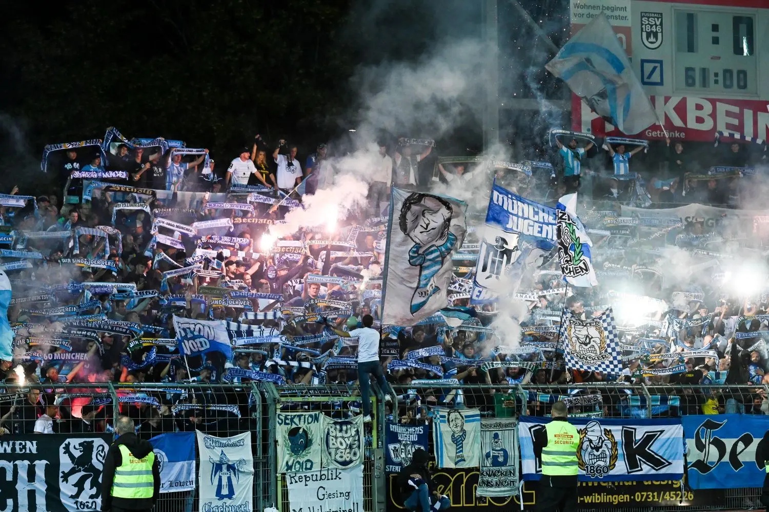 Die Drittliga-Partie zwischen dem SSV Ulm 1846 Fußball und dem TSV 1860 München lockte am Dienstagabend 17 000 Menschen ins Donaustadion.
