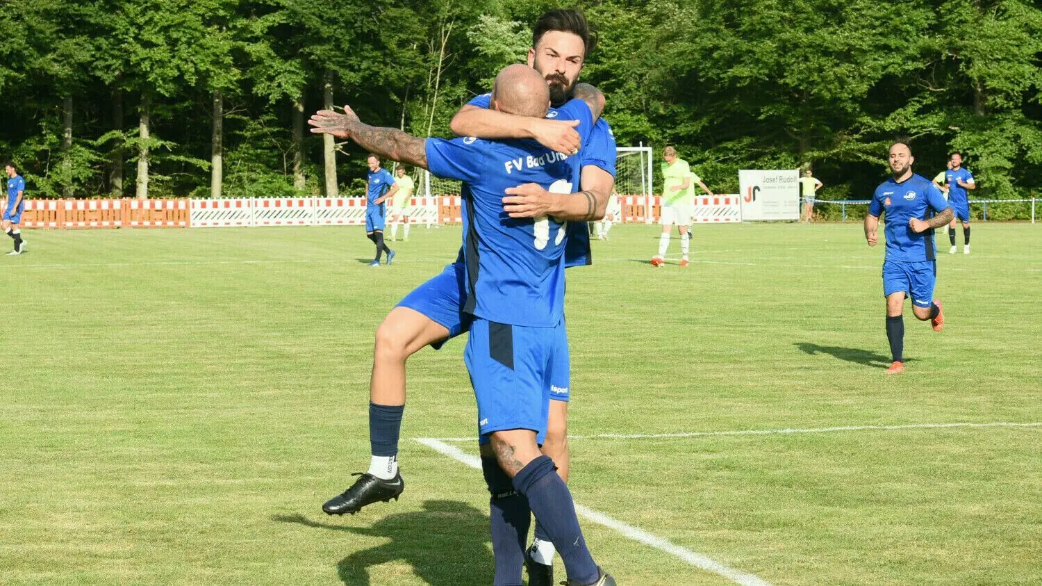Oscar Diego da Costa, der am Vortag schon für den FVU II in Bremelau traf, lässt sich hier erneut als Torschütze feiern.⇥